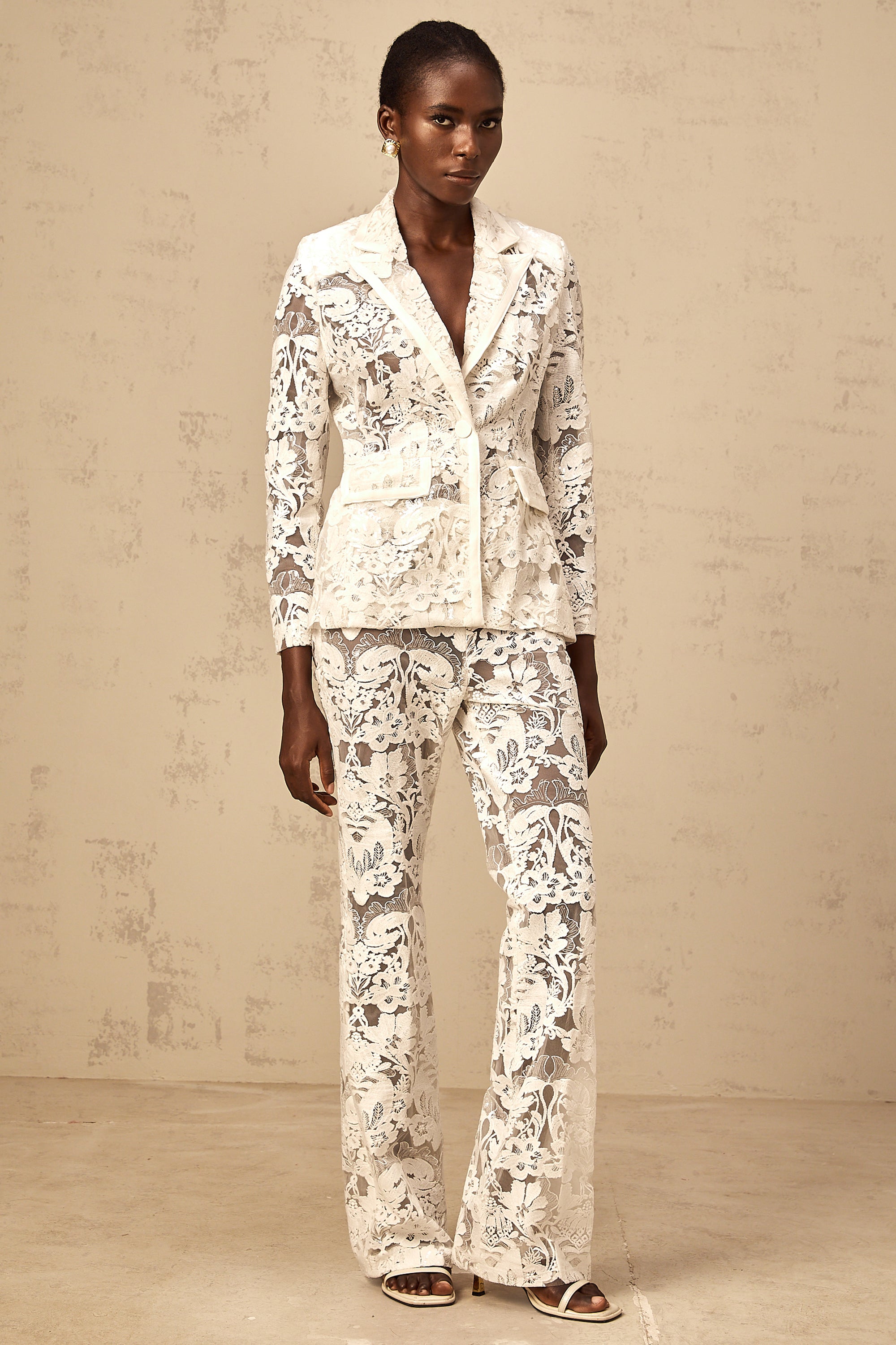 Ensemble coordonné Yaelle : blazer en tulle blanc à paillettes et broderies florales et pantalon (Vente définitive - États-Unis uniquement)
