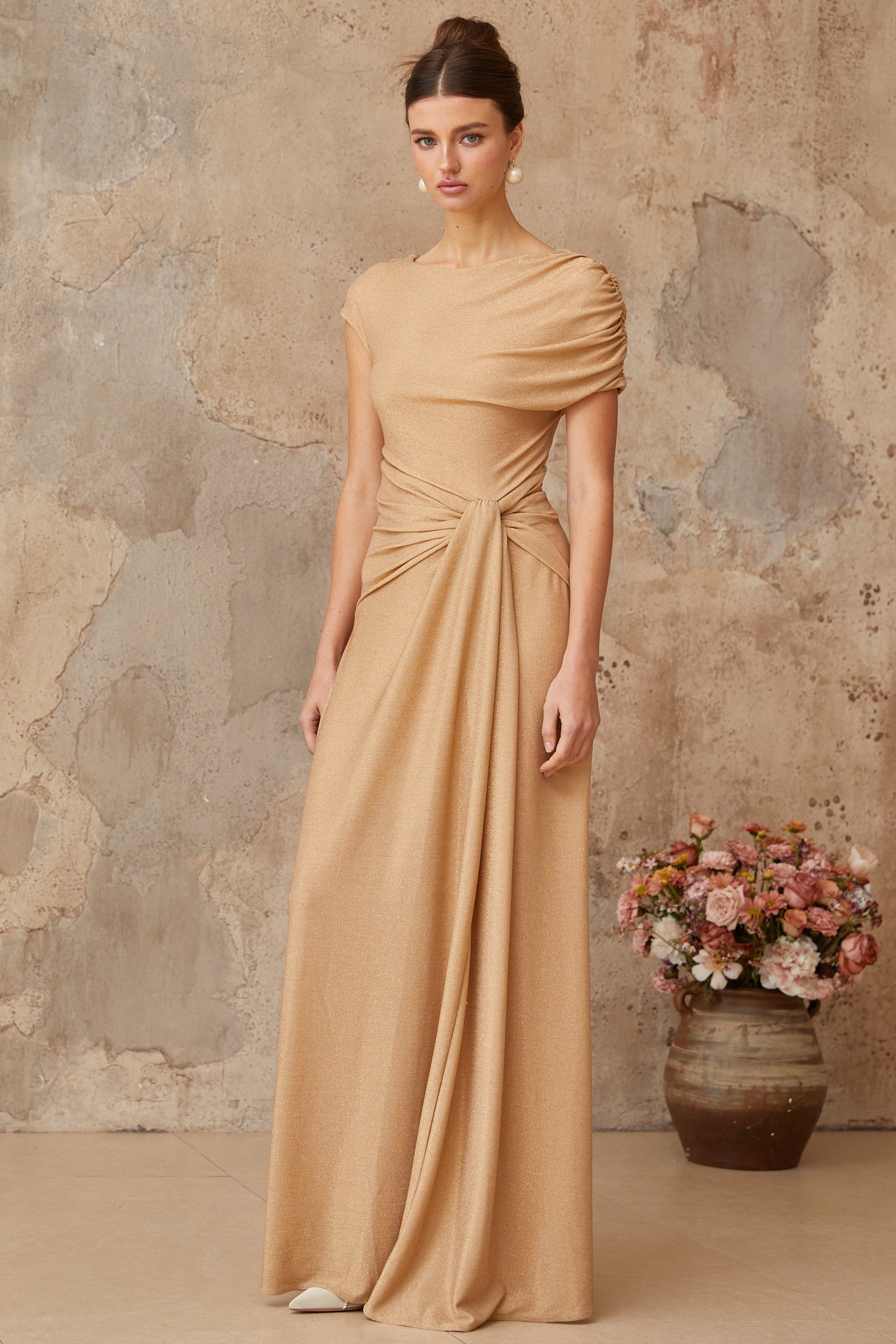 فستان طويل غير متماثل بثنيات من Rosalie Gold (بيع نهائي - الولايات المتحدة فقط)