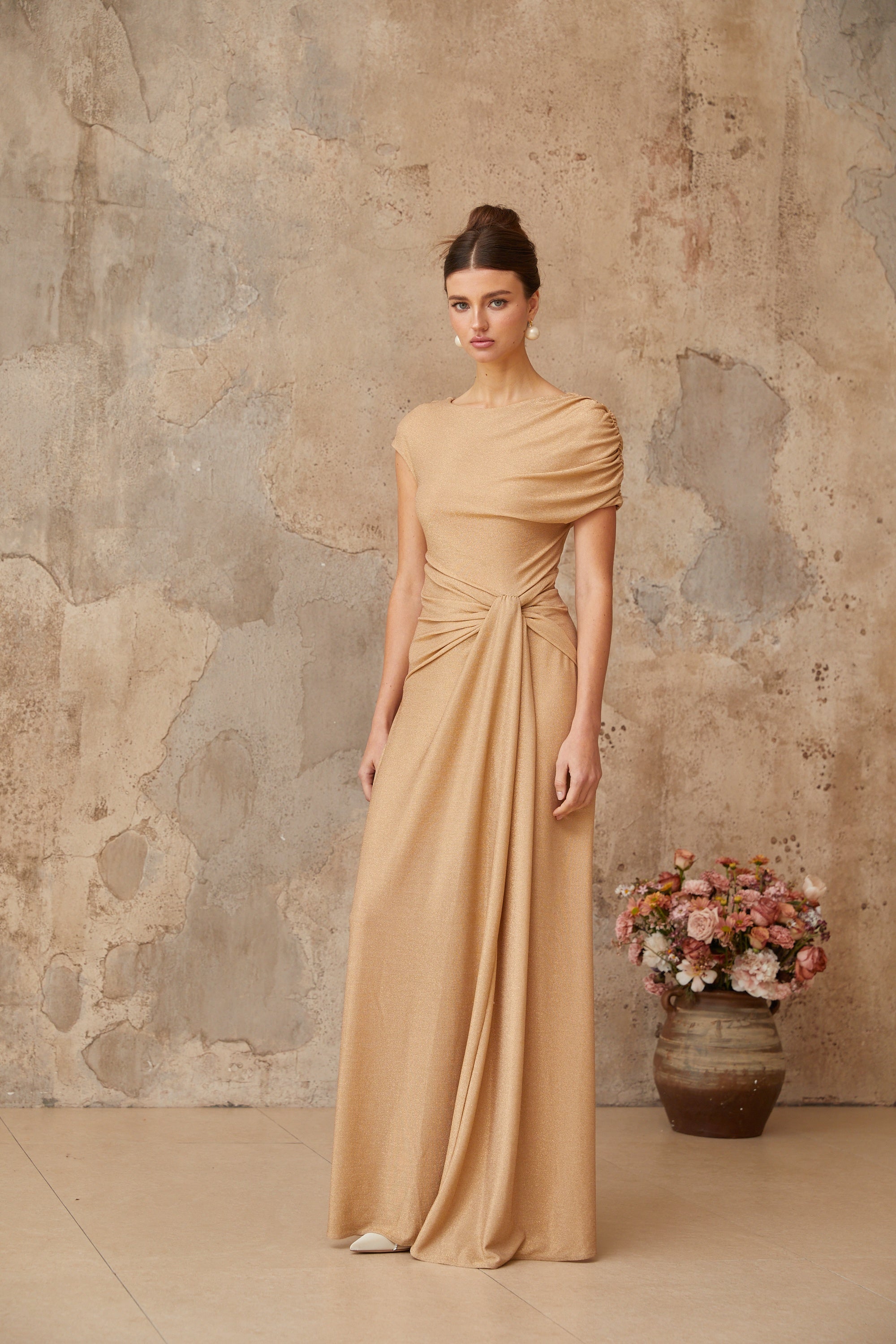 فستان طويل غير متماثل بثنيات من Rosalie Gold (بيع نهائي - الولايات المتحدة فقط)
