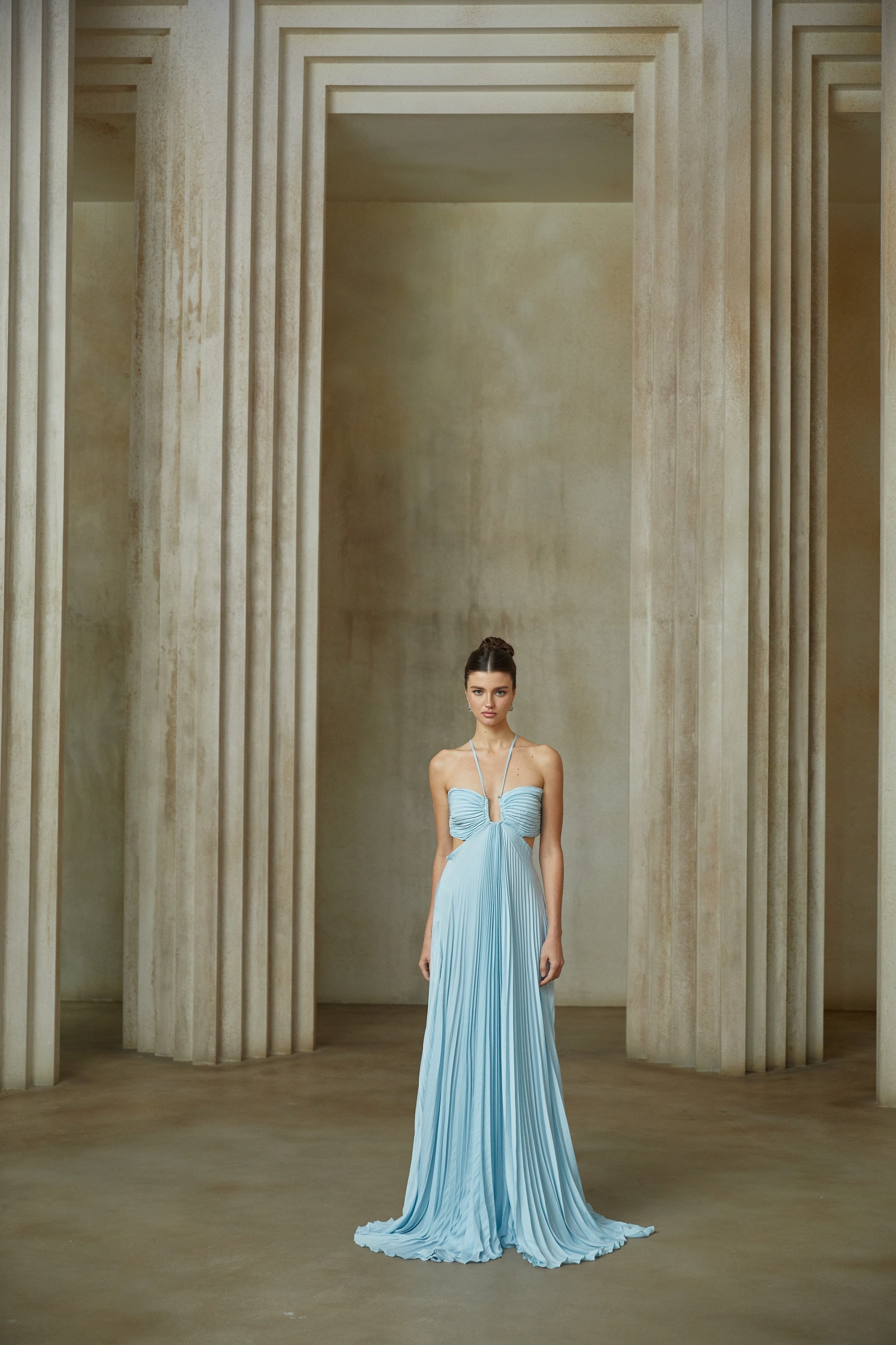 Robe longue plissée Andréa Blue avec découpes (Vente définitive - États-Unis uniquement)
