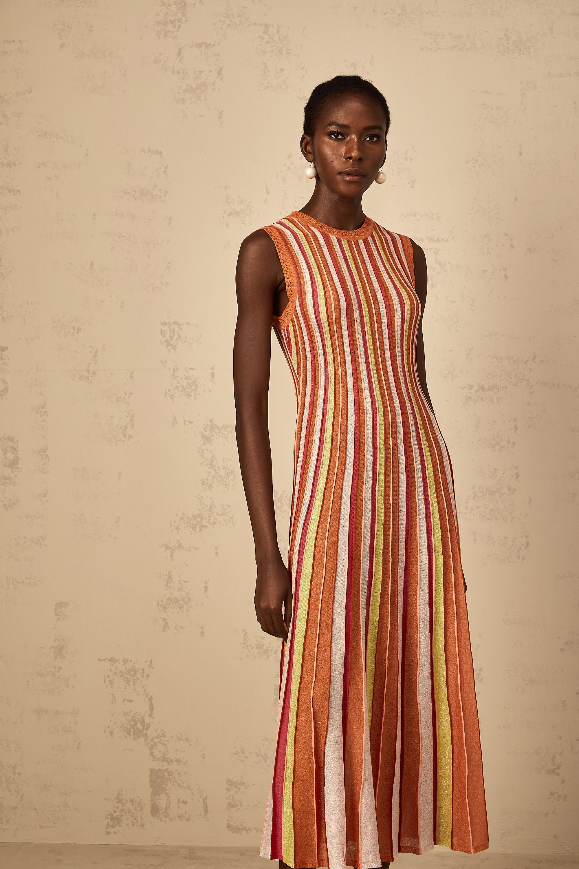 فستان ميدي من Abriana بخطوط عمودية برتقالية (تخفيضات نهائية - الولايات المتحدة فقط)