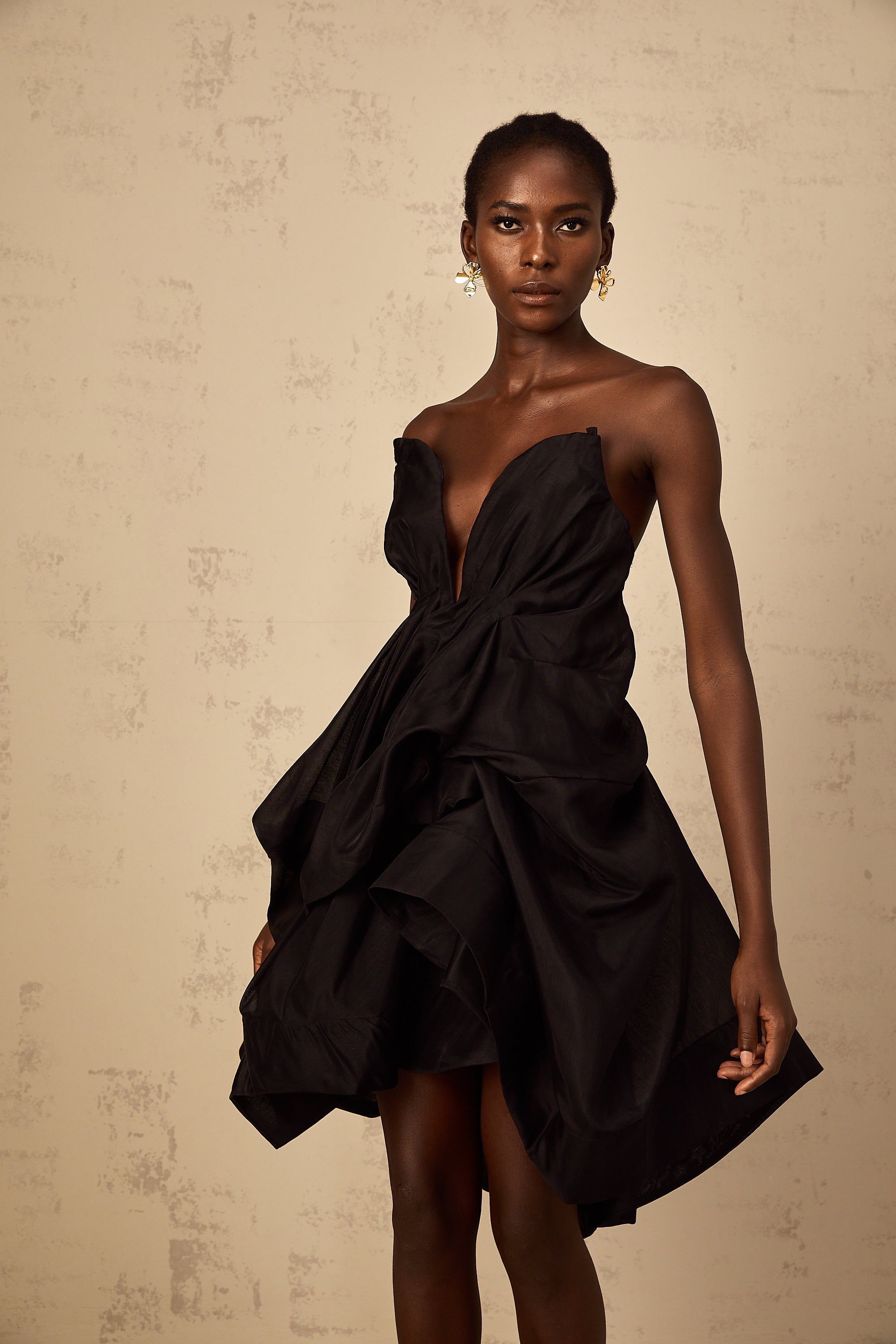 Mini-robe de cocktail plissée asymétrique Elida (Vente définitive - États-Unis uniquement)