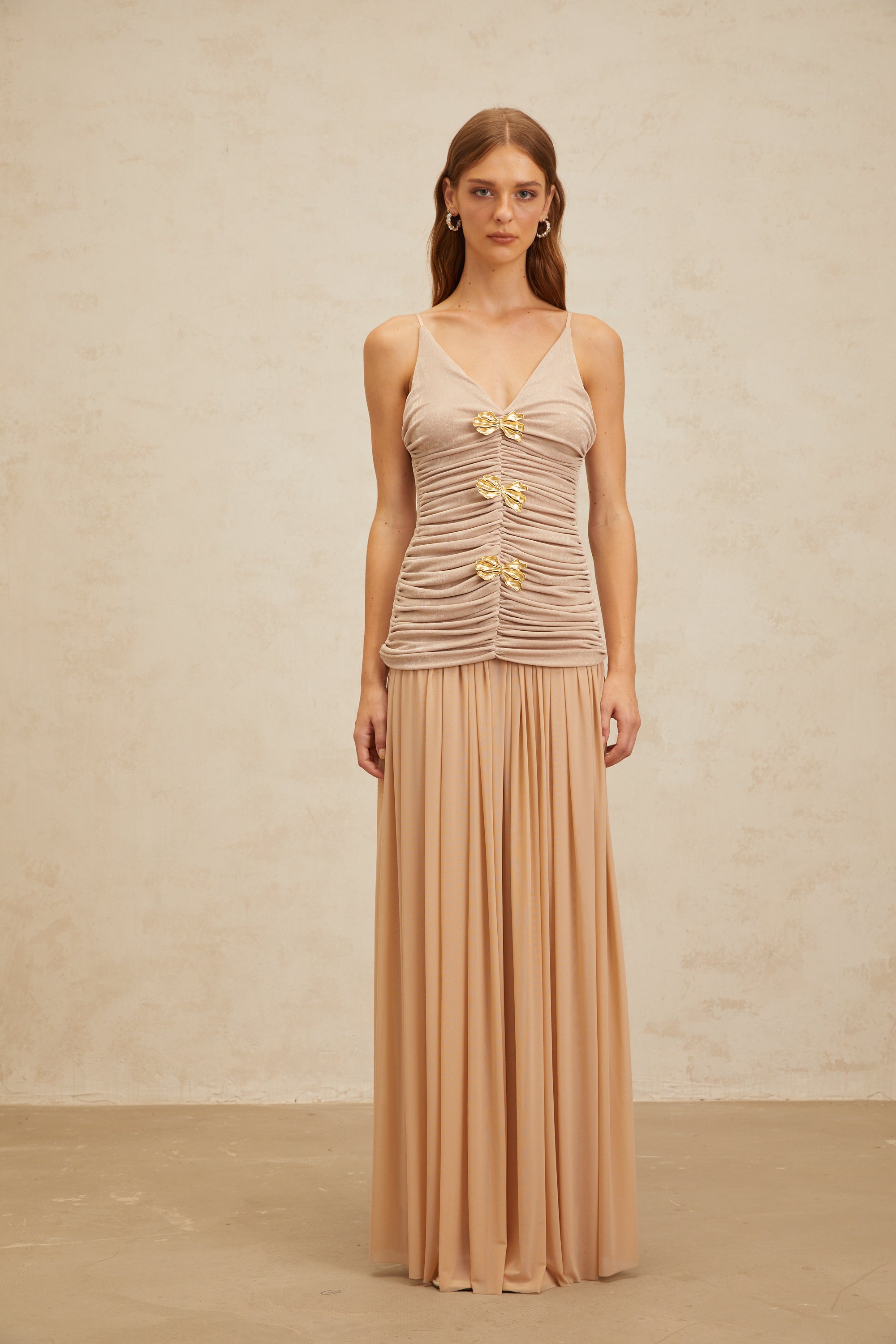 Ensemble haut et jupe avec broche « Neutral Chic » de Léonie (Vente définitive – États-Unis uniquement)