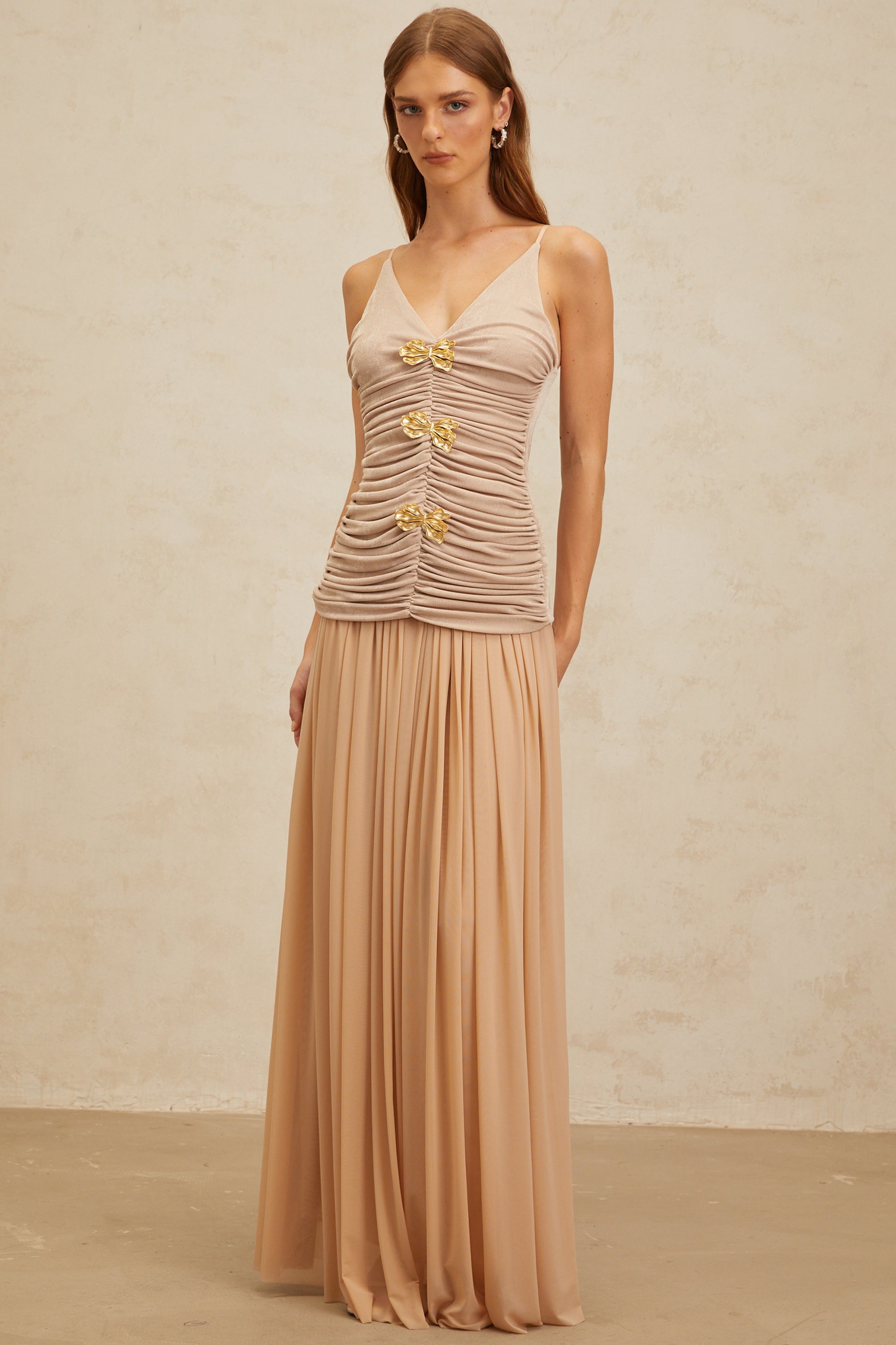 Ensemble haut et jupe avec broche « Neutral Chic » de Léonie (Vente définitive – États-Unis uniquement)