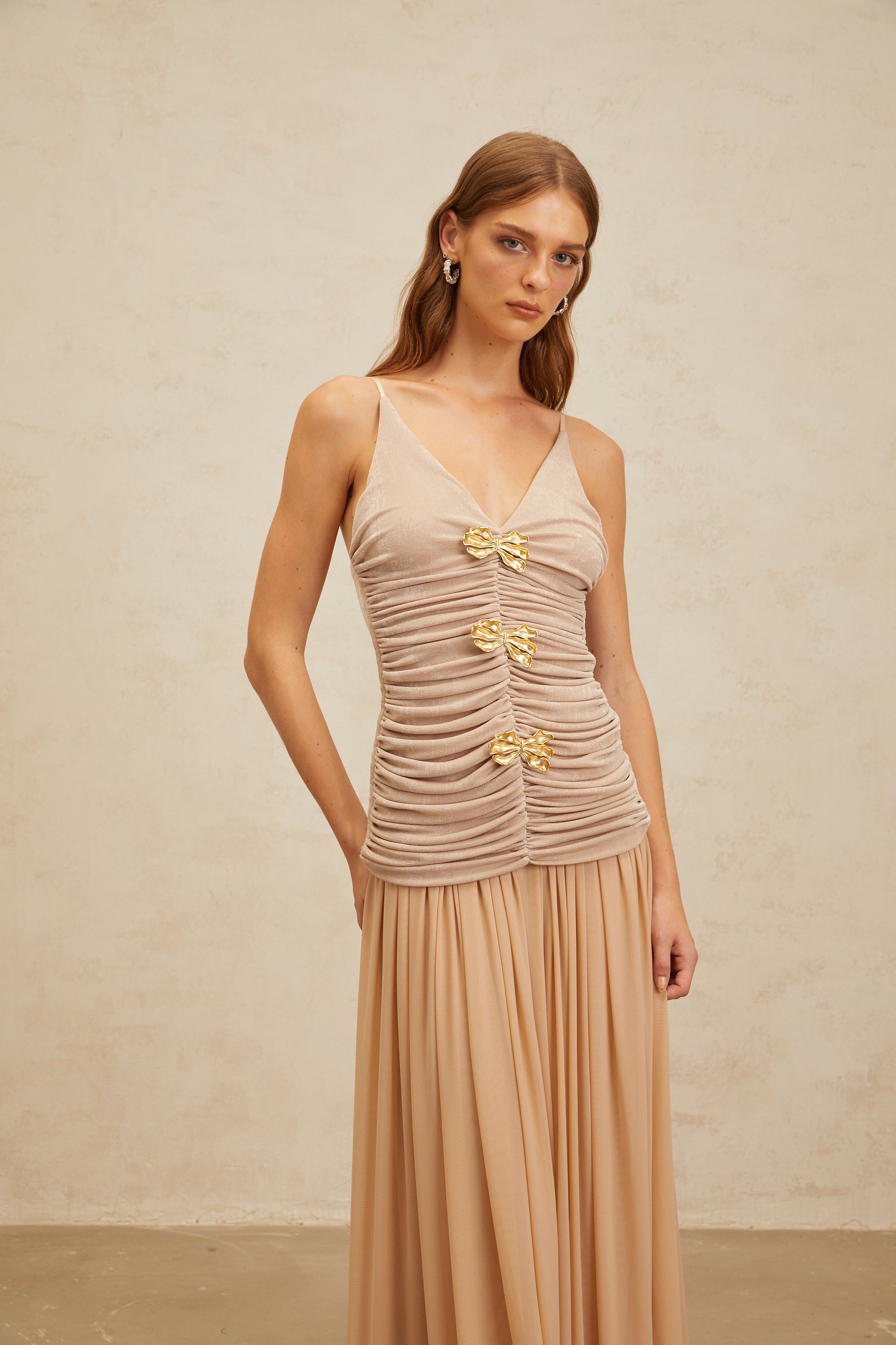Ensemble haut et jupe avec broche « Neutral Chic » de Léonie (Vente définitive – États-Unis uniquement)