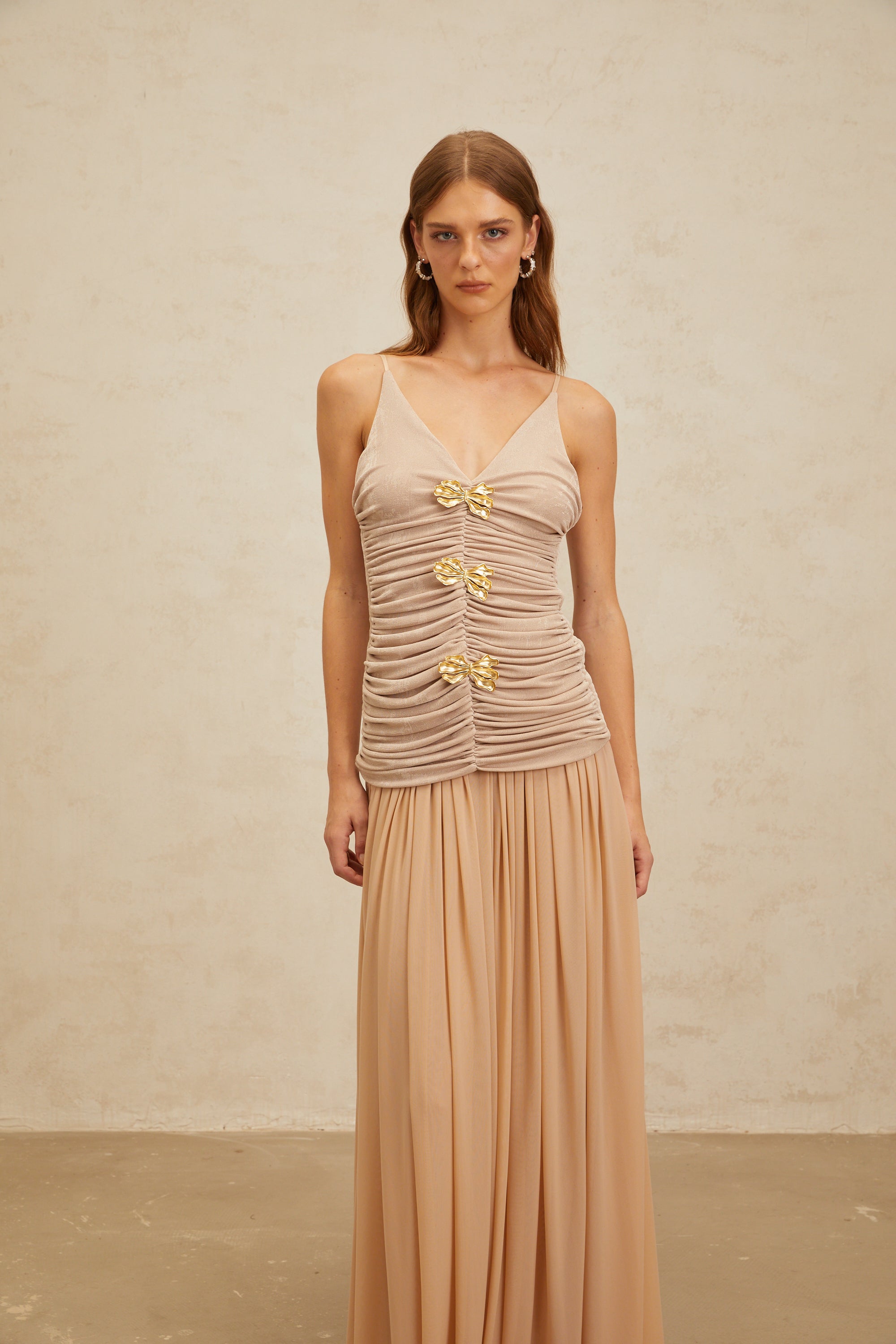Ensemble haut et jupe avec broche « Neutral Chic » de Léonie (Vente définitive – États-Unis uniquement)