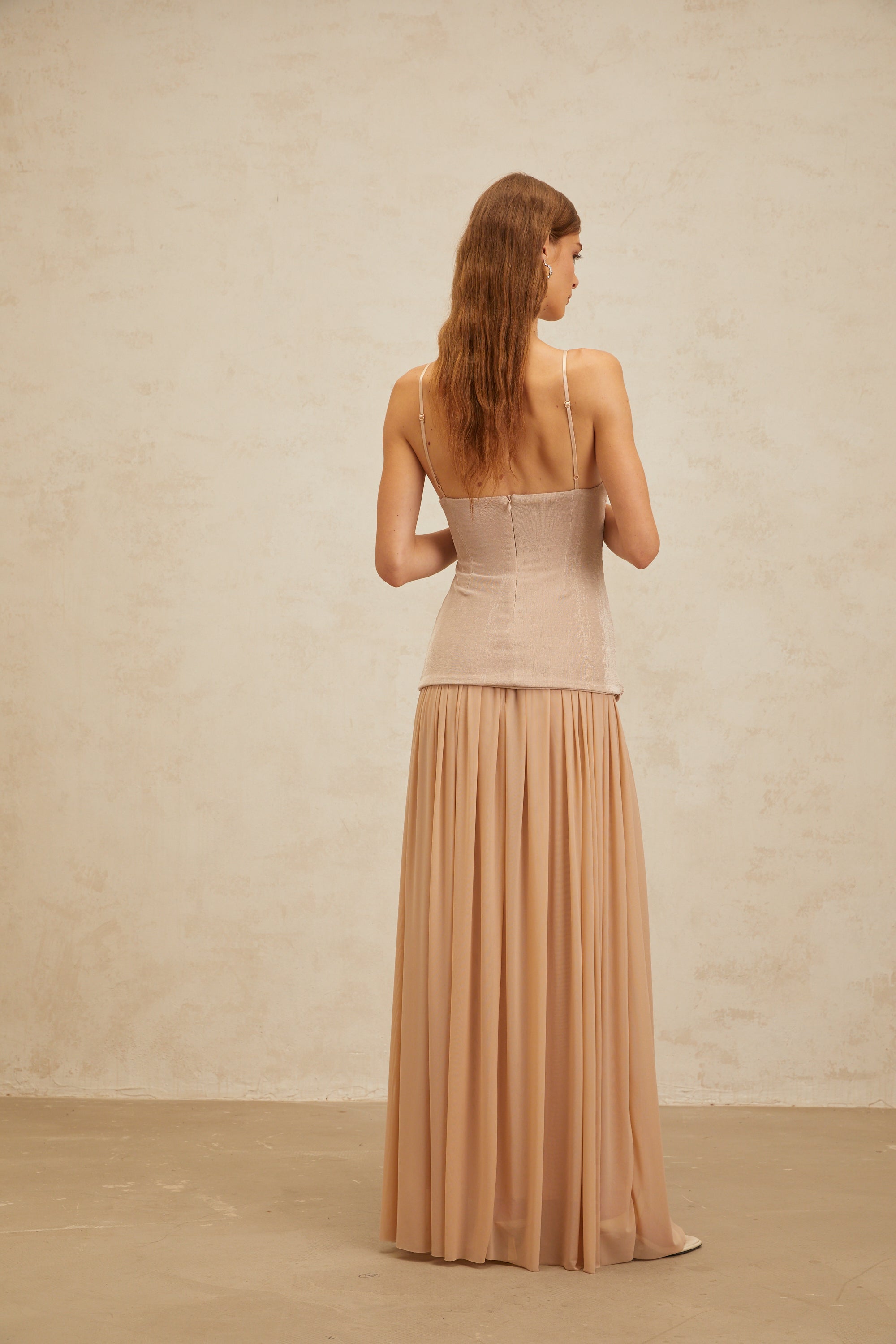 Ensemble haut et jupe avec broche « Neutral Chic » de Léonie (Vente définitive – États-Unis uniquement)