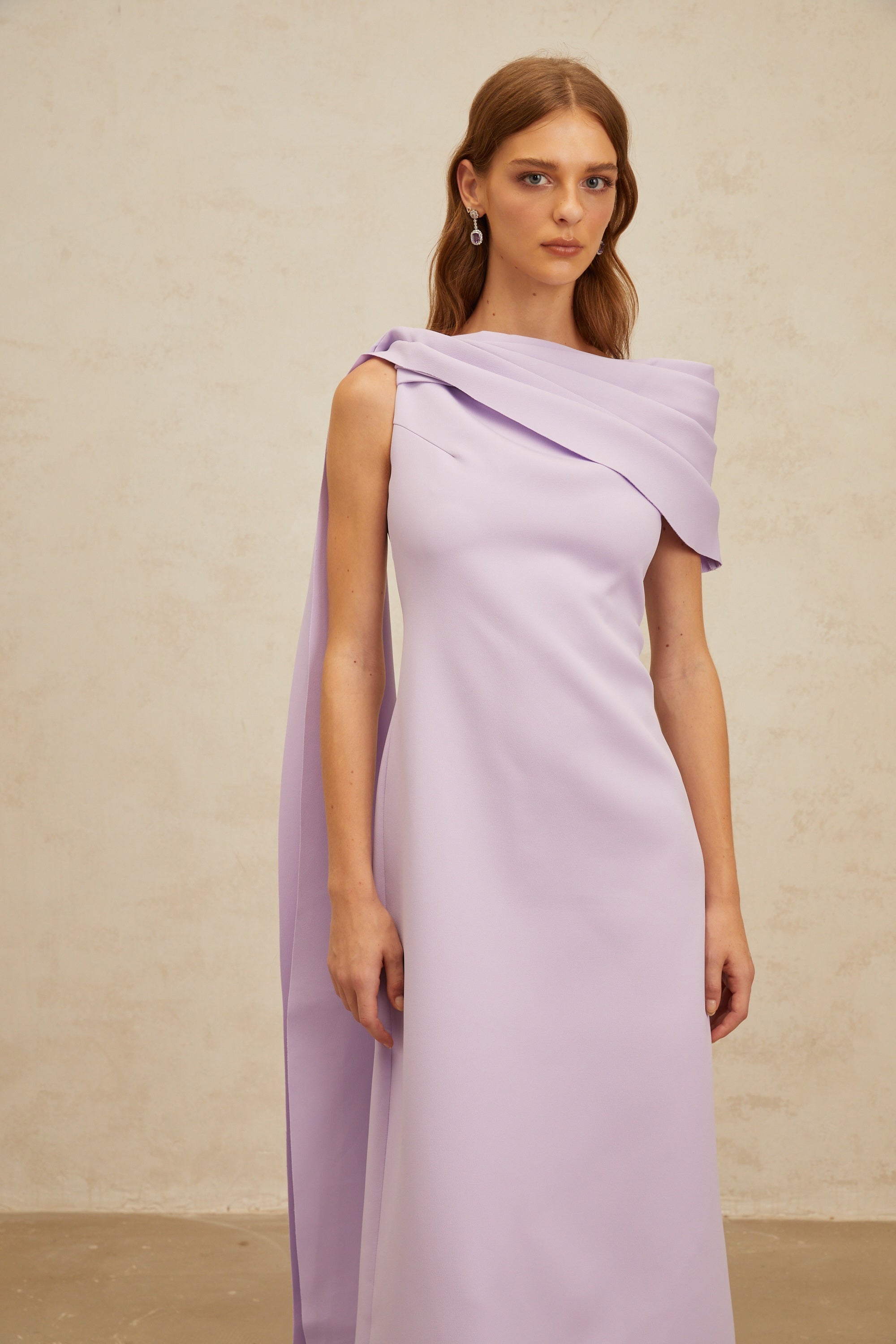 Robe longue à rubans Annabelle, modèle Cape, couleur violet (Vente définitive - États-Unis uniquement)