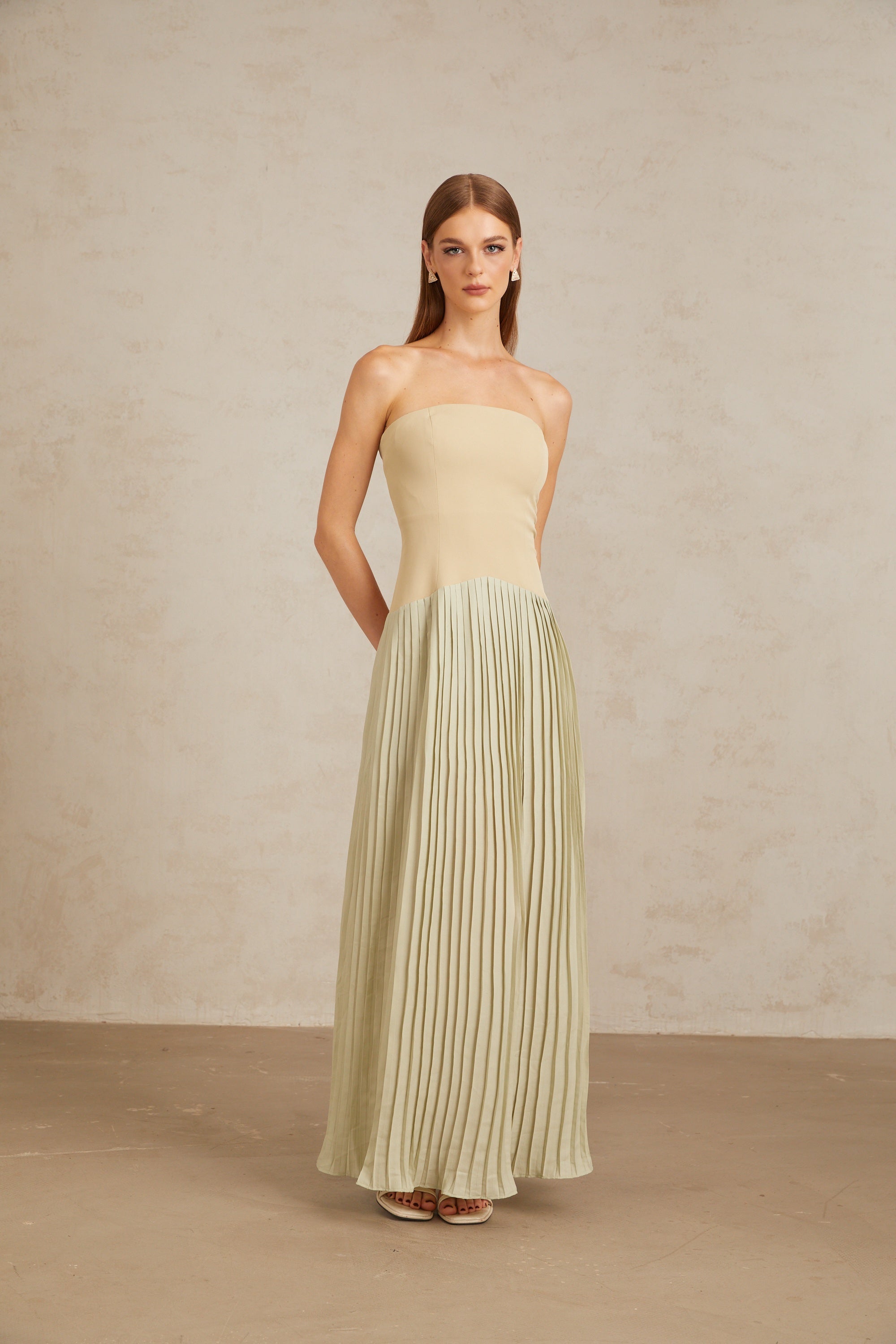 Robe longue plissée Mirja Green (Vente définitive - États-Unis uniquement)