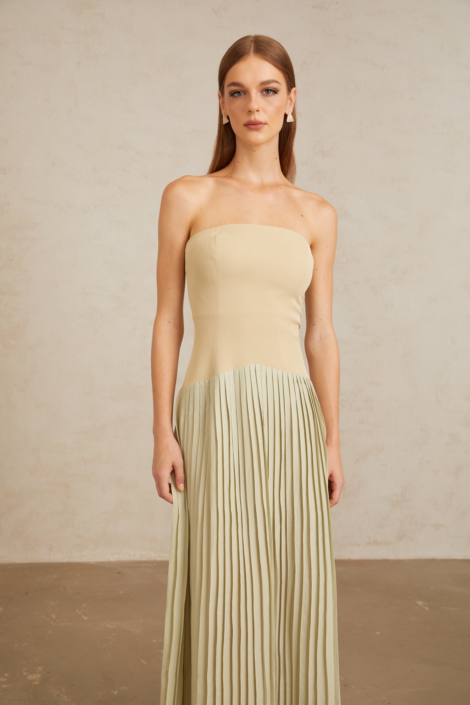 Robe longue plissée Mirja Green (Vente définitive - États-Unis uniquement)