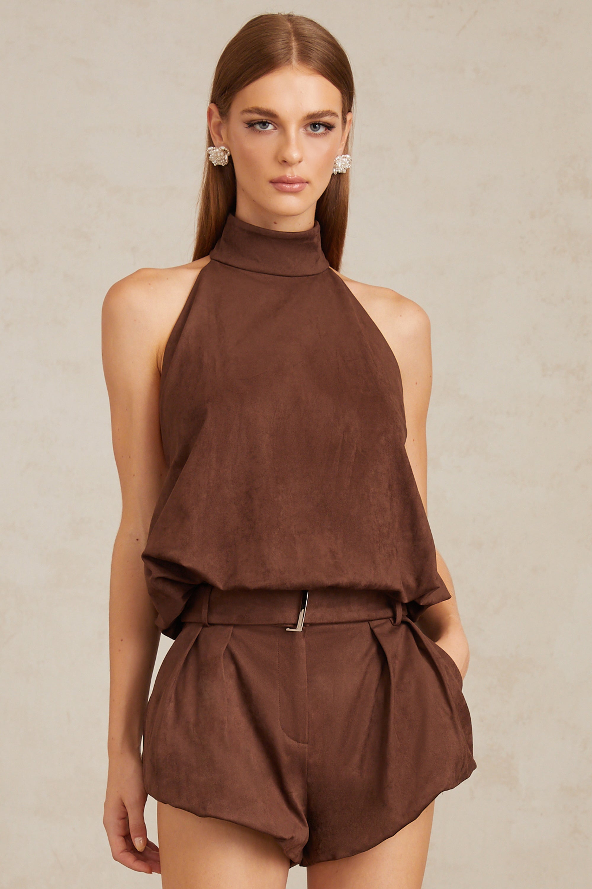 Ensemble haut et short à ourlet bouffant en daim Chaney Brown (Vente définitive - États-Unis uniquement)