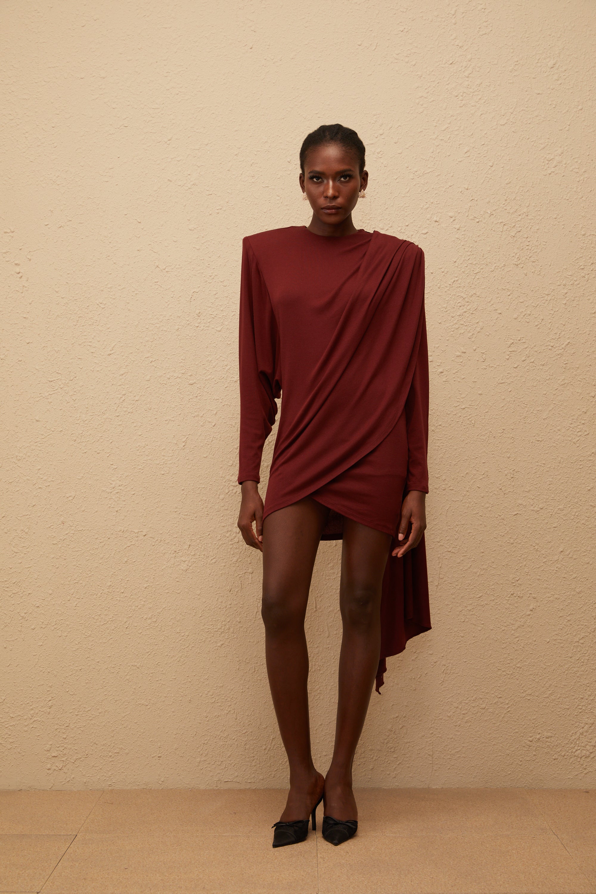 فستان قصير غير متماثل من Garance Maroon (بيع نهائي - الولايات المتحدة فقط)