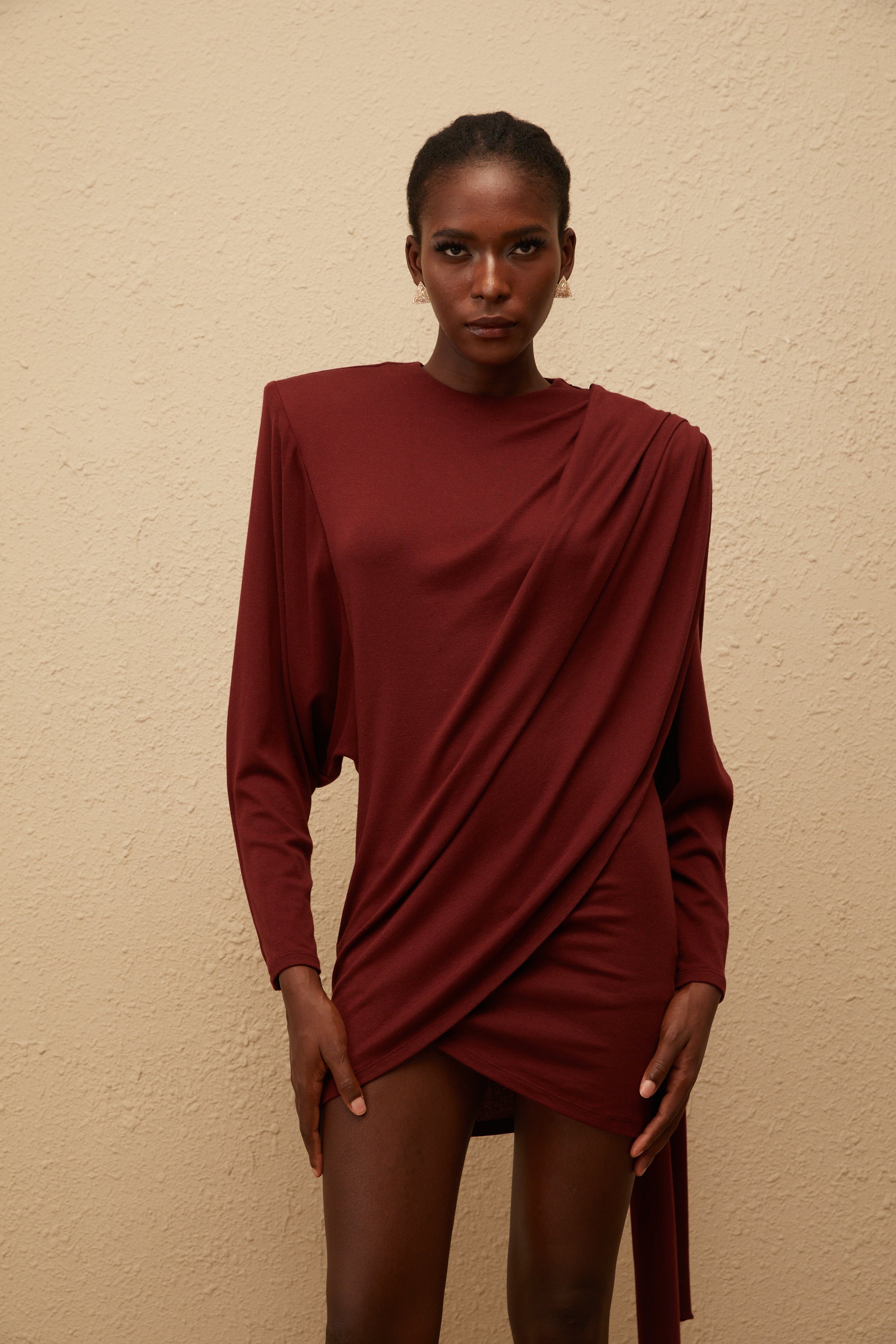 فستان قصير غير متماثل من Garance Maroon (بيع نهائي - الولايات المتحدة فقط)