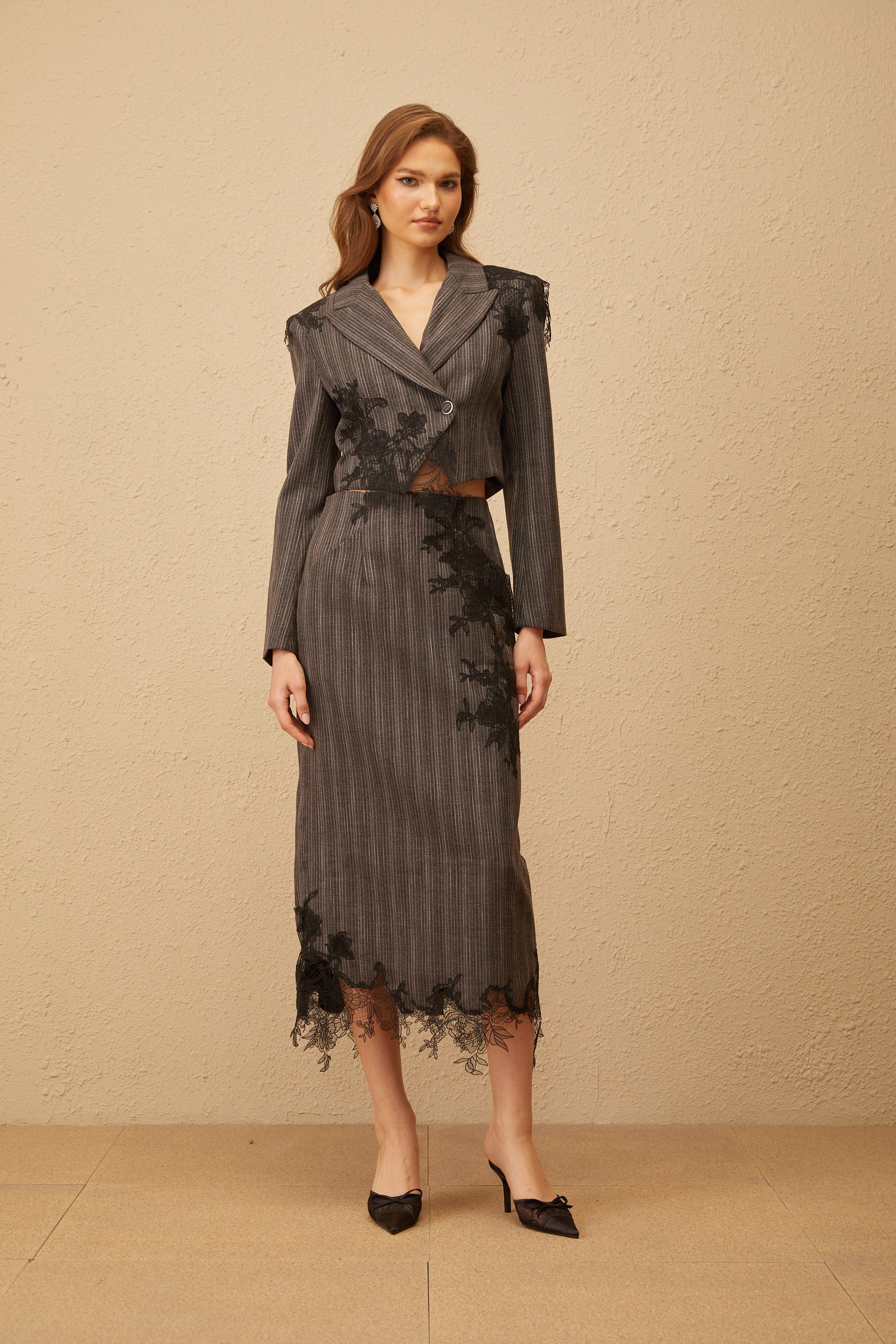 Ensemble blazer et jupe à rayures avec appliqués floraux Sidonie Grey (Vente définitive - États-Unis uniquement)