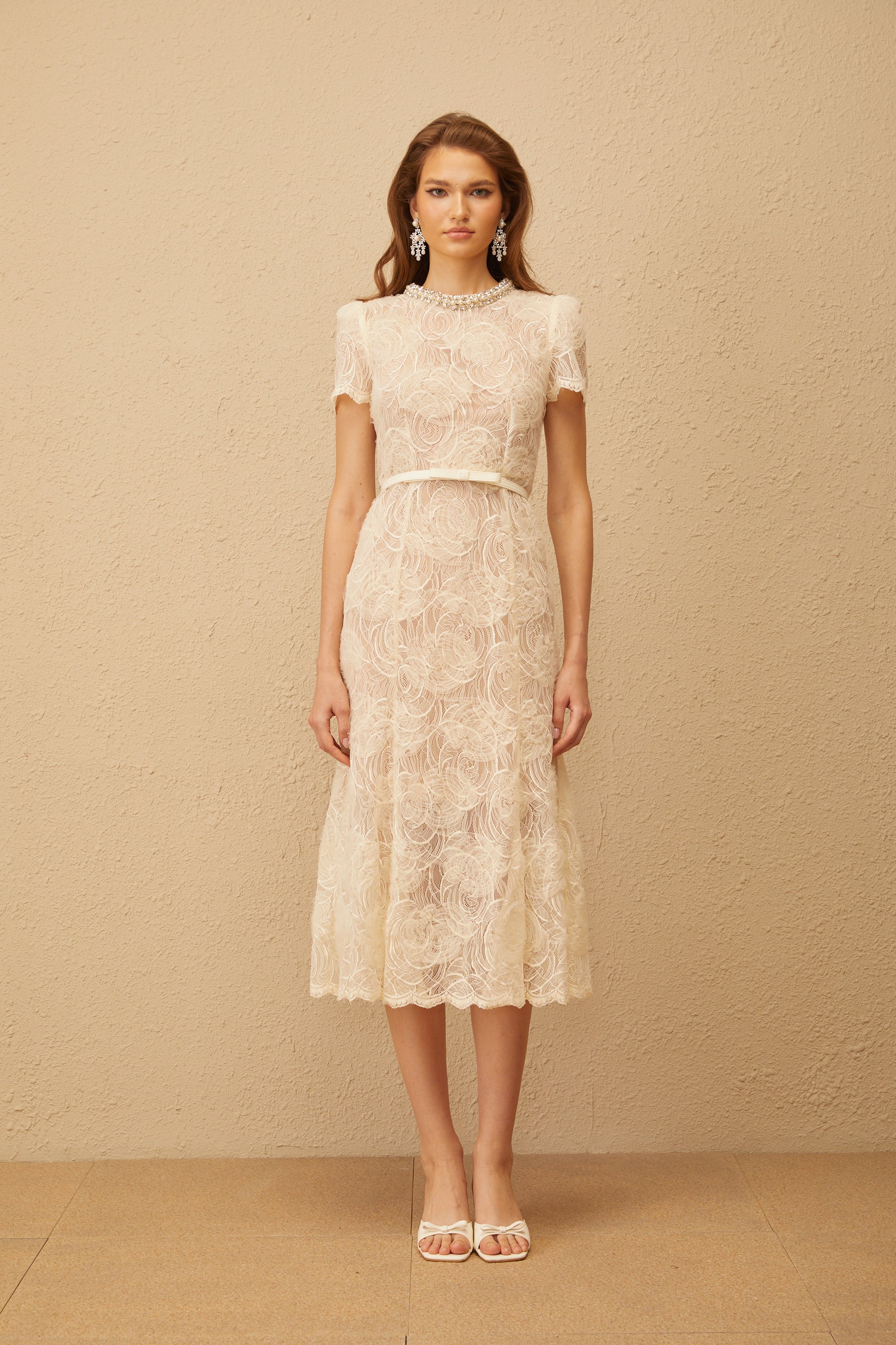 Robe mi-longue en dentelle à motifs floraux Félicie White (Vente définitive - États-Unis uniquement)