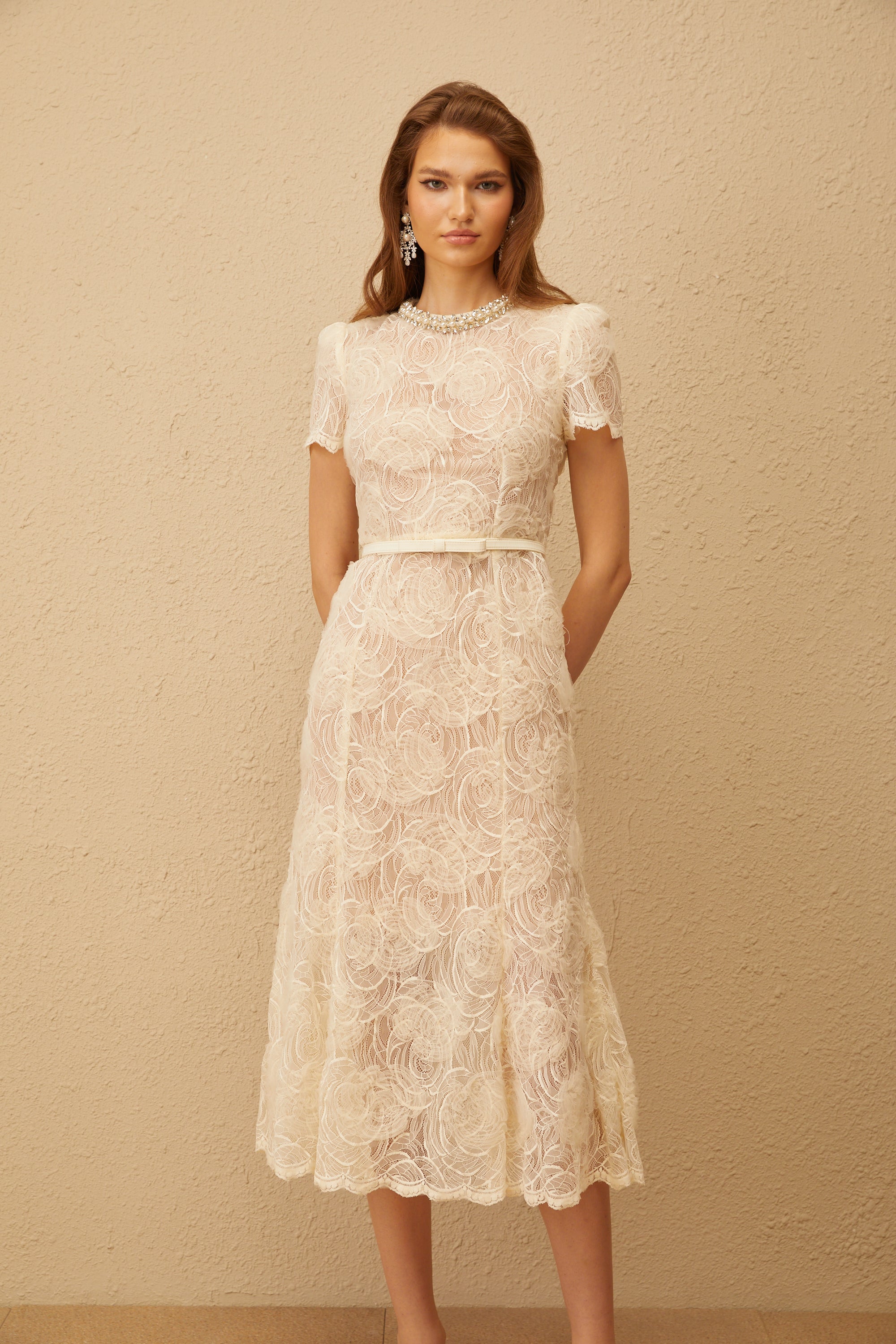 Robe mi-longue en dentelle à motifs floraux Félicie White (Vente définitive - États-Unis uniquement)