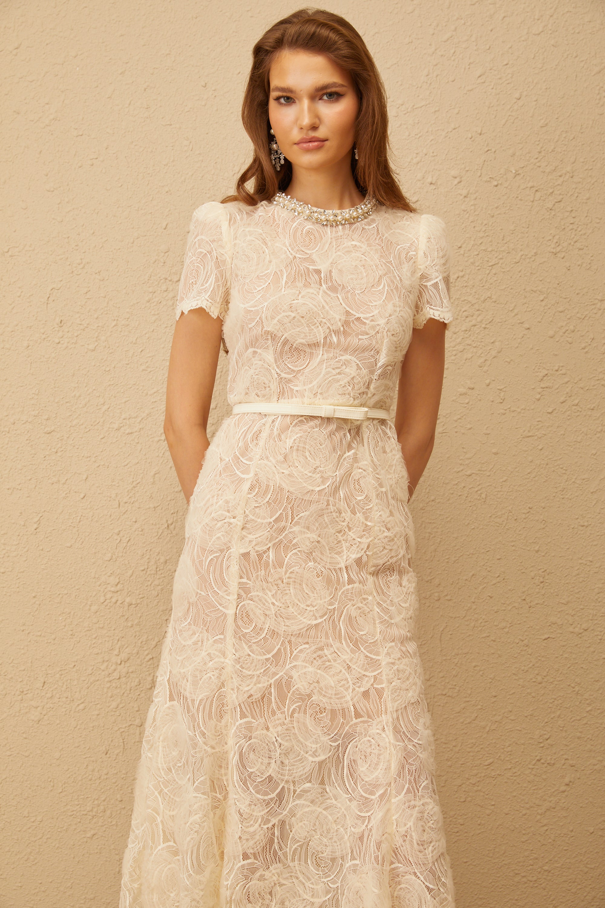 Robe mi-longue en dentelle à motifs floraux Félicie White (Vente définitive - États-Unis uniquement)