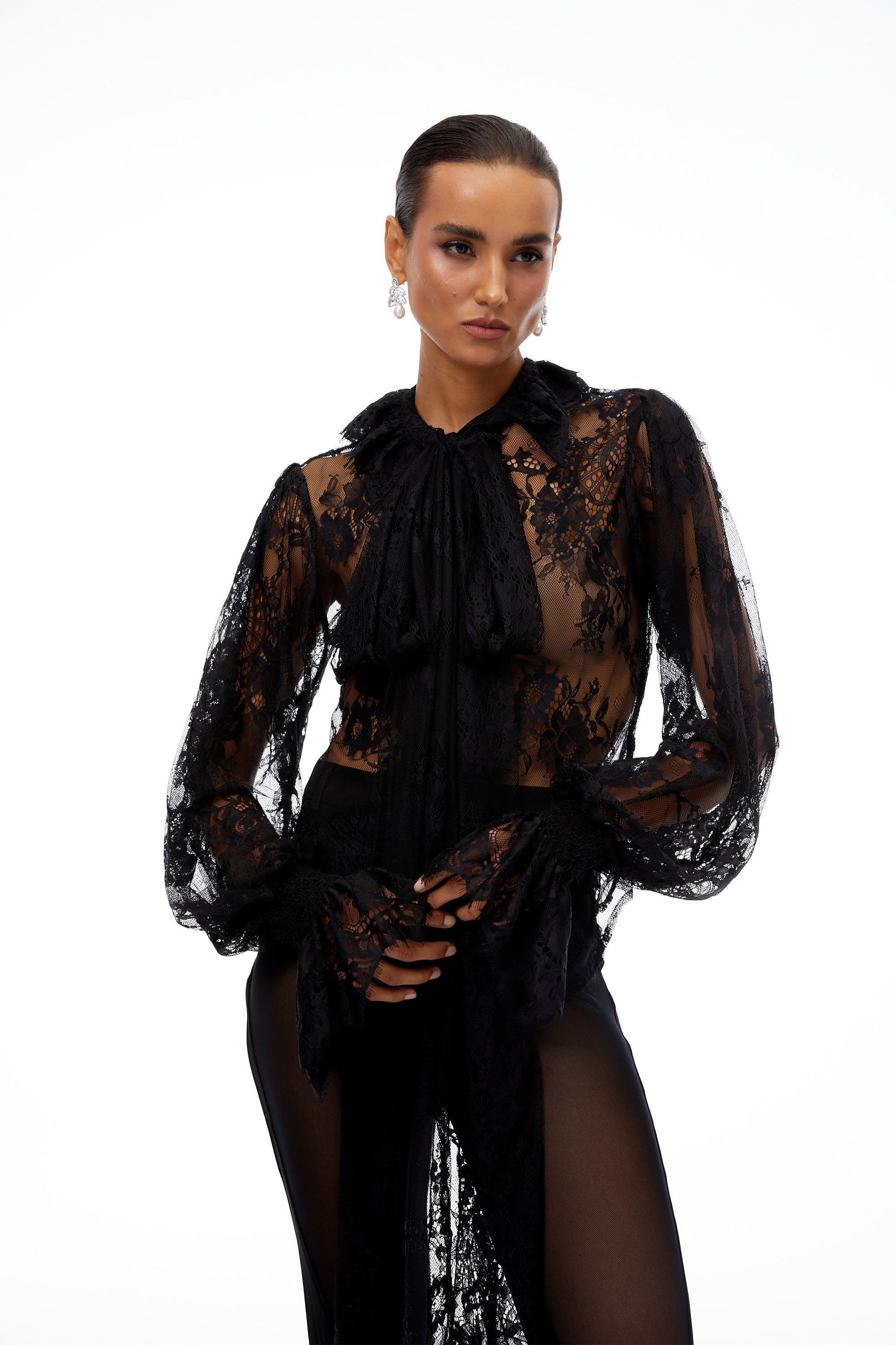 Chemisier en dentelle à motifs floraux avec nœud au col, Quintine Black (Vente définitive)