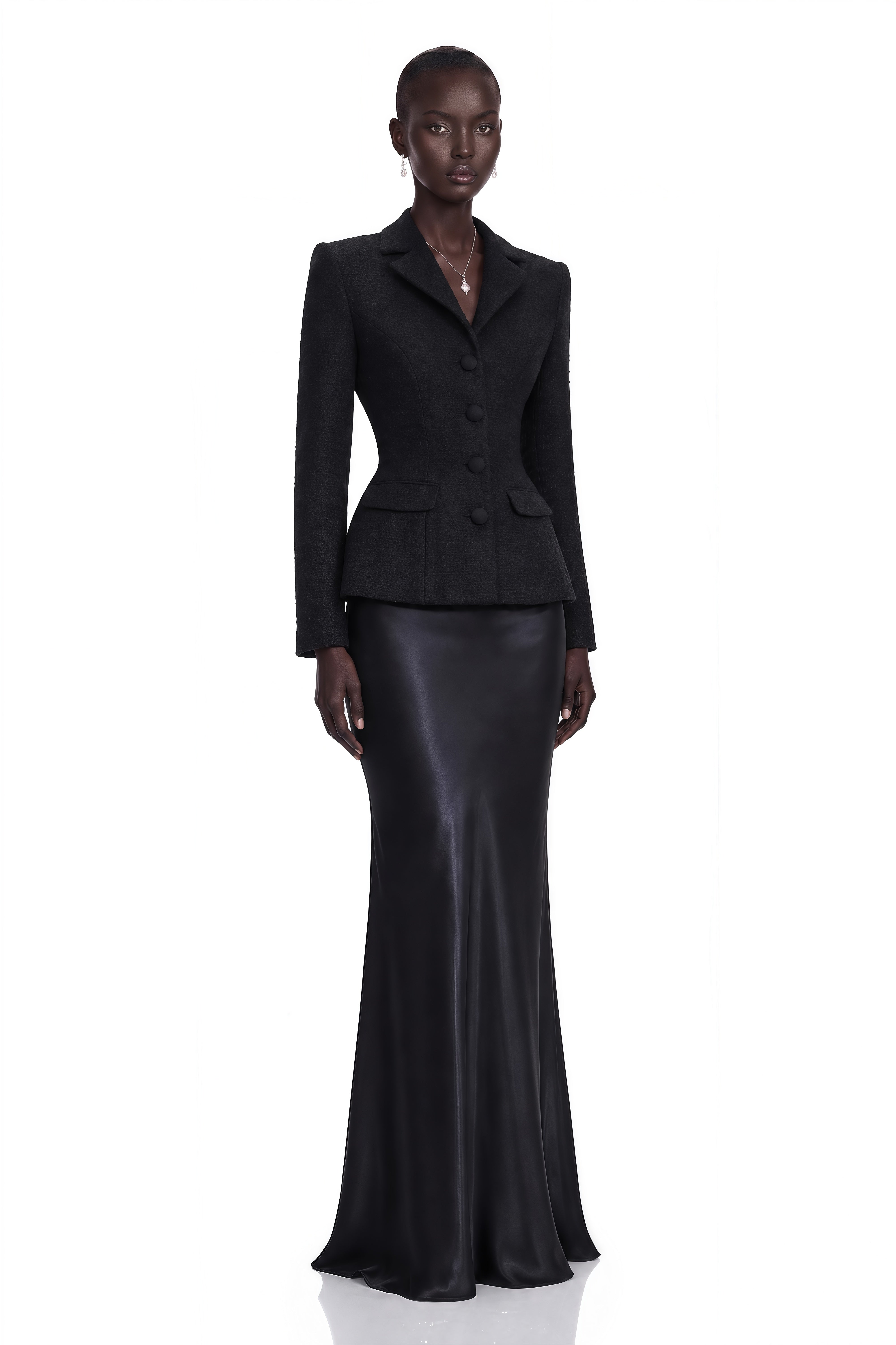 Un blazer noir associé à une jupe longue en satin noir