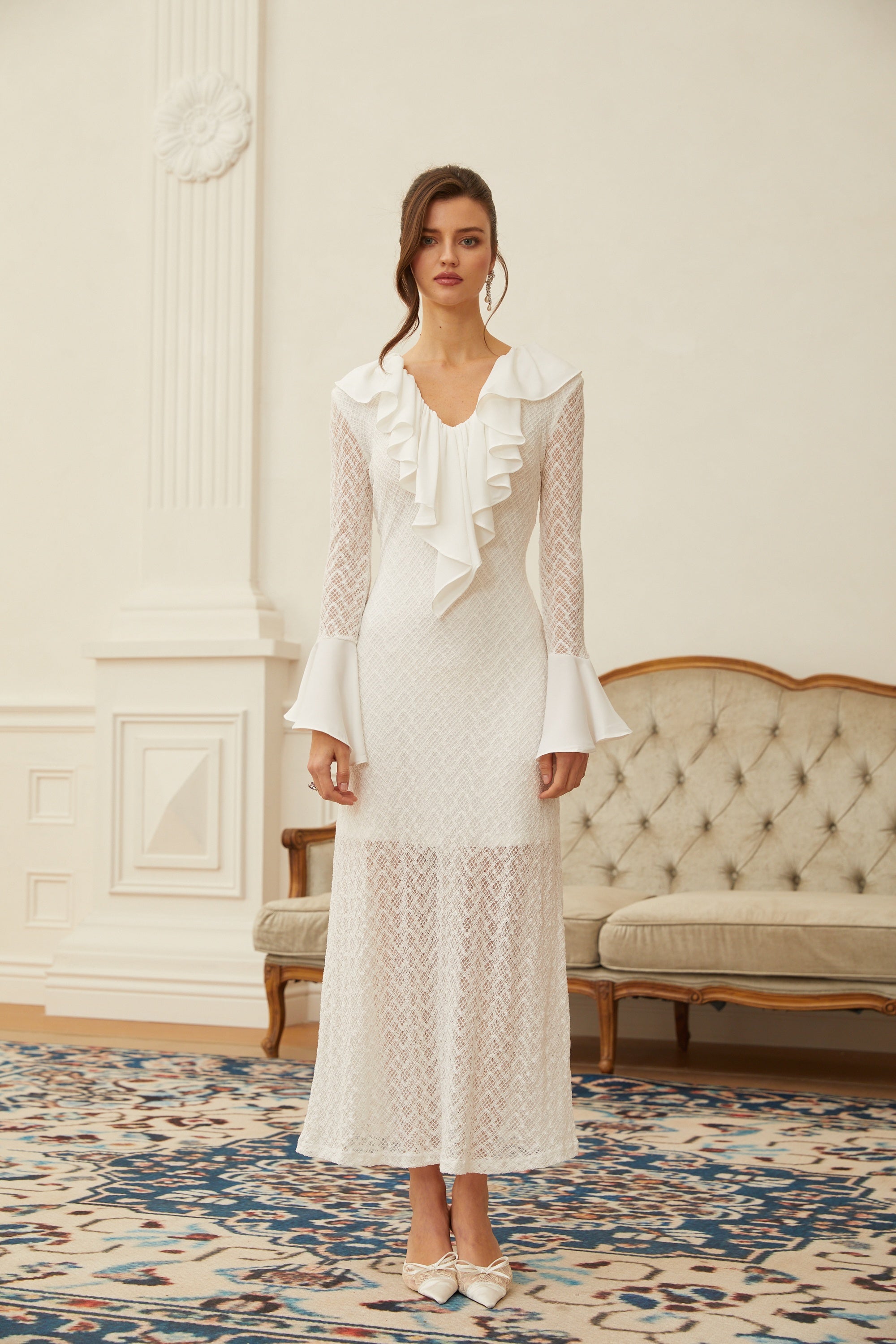 Robe longue en dentelle à motifs ondulés Mădălina White (Vente définitive)