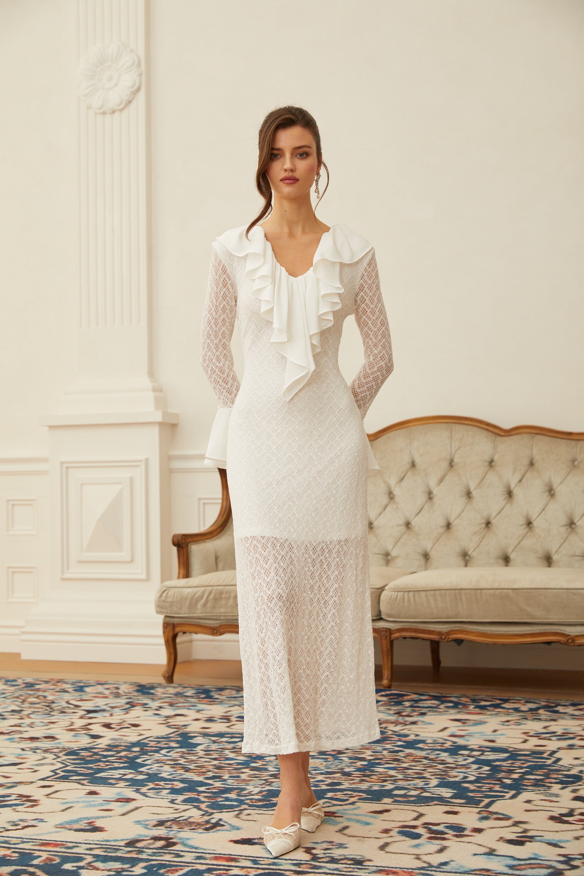 Robe longue en dentelle à motifs ondulés Mădălina White (Vente définitive)