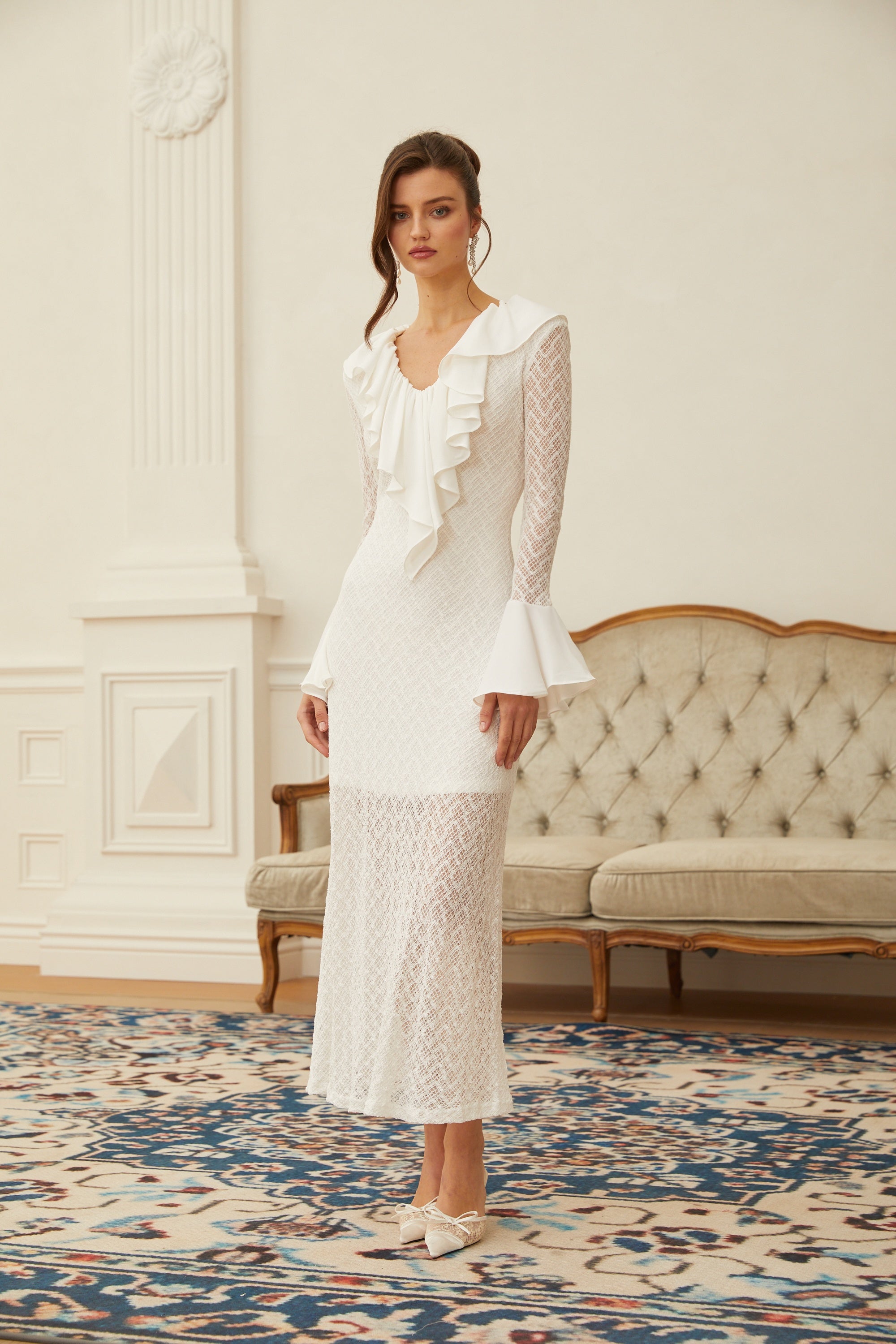 Robe longue en dentelle à motifs ondulés Mădălina White (Vente définitive)