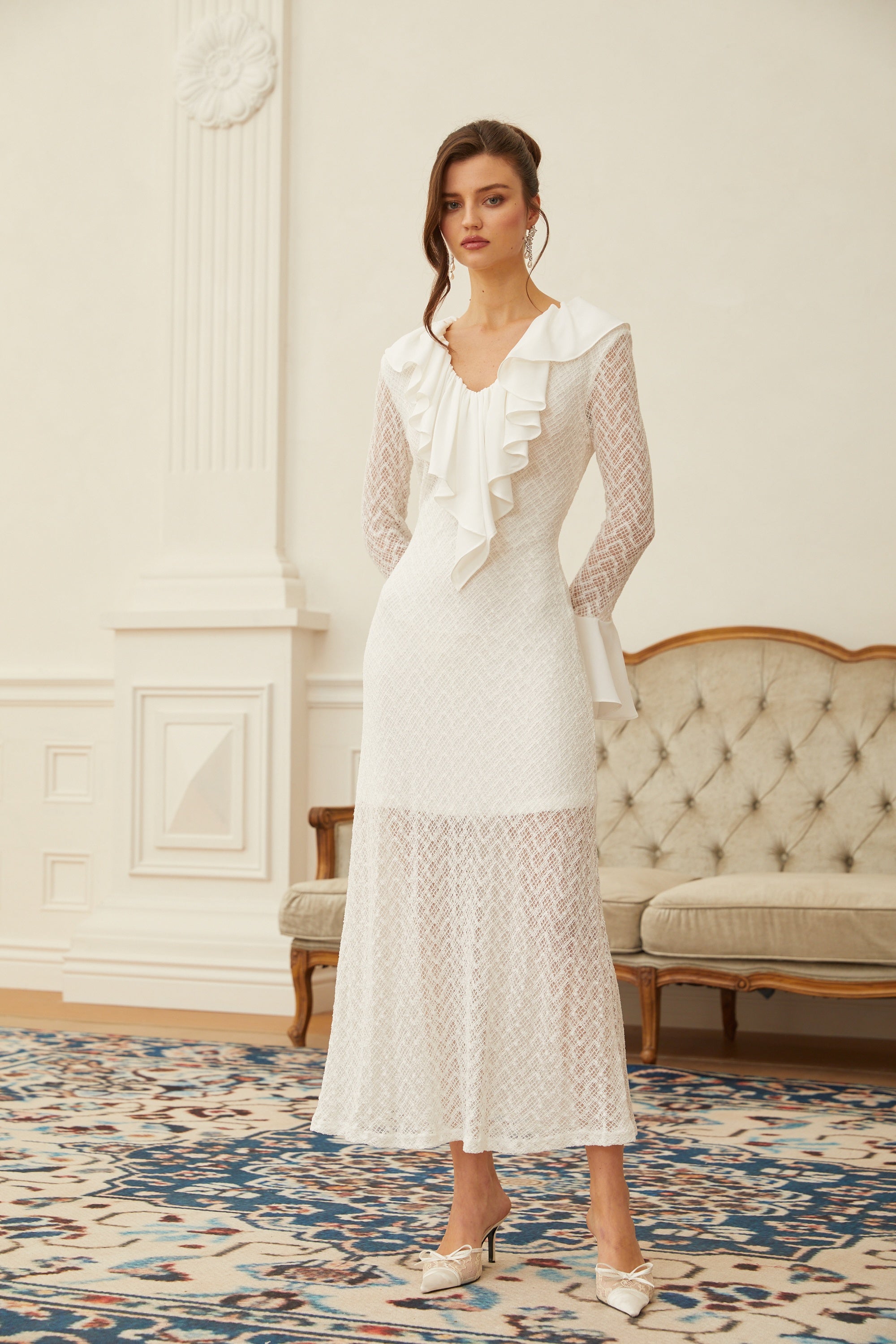 Robe longue en dentelle à motifs ondulés Mădălina White (Vente définitive)