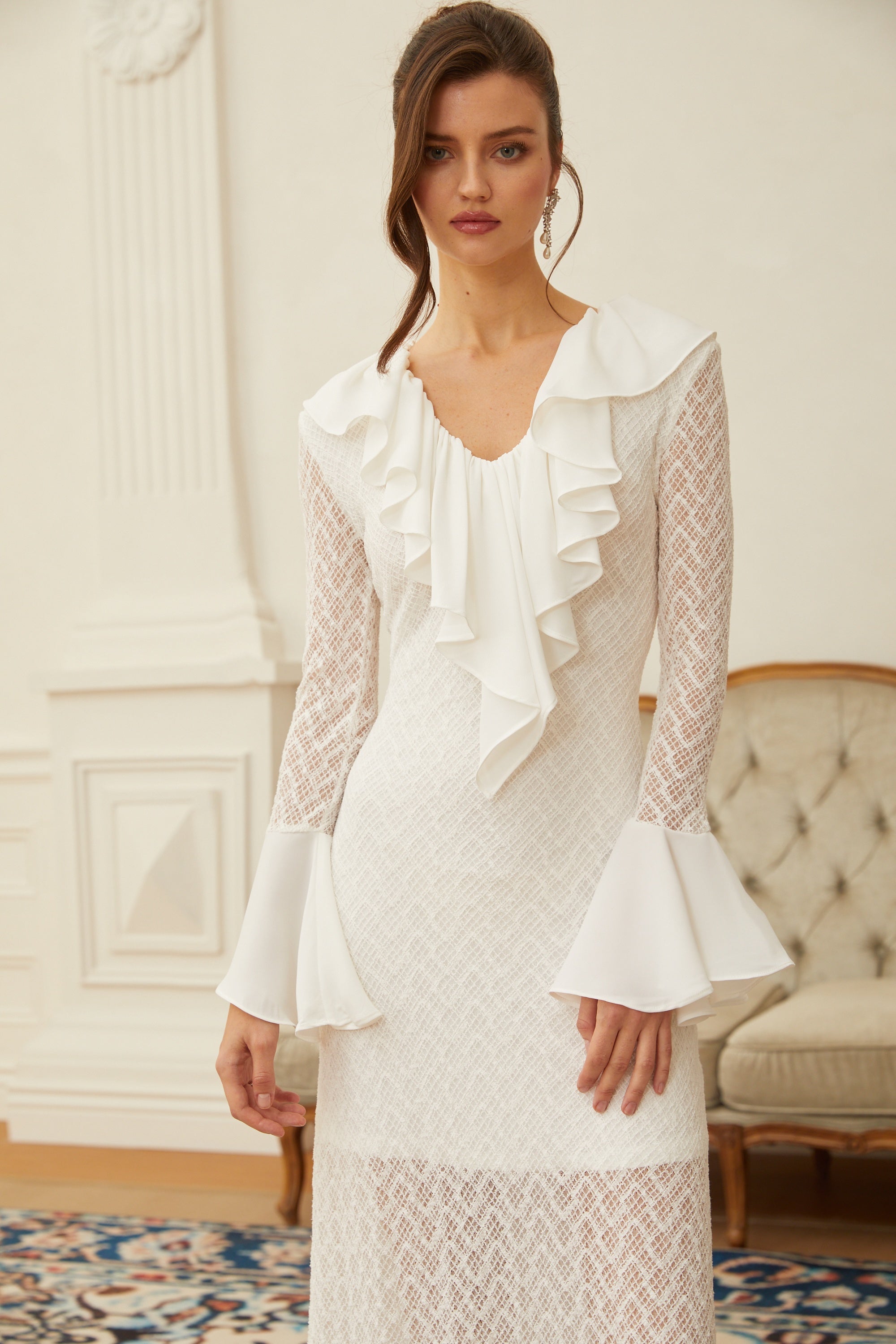 Robe longue en dentelle à motifs ondulés Mădălina White (Vente définitive)