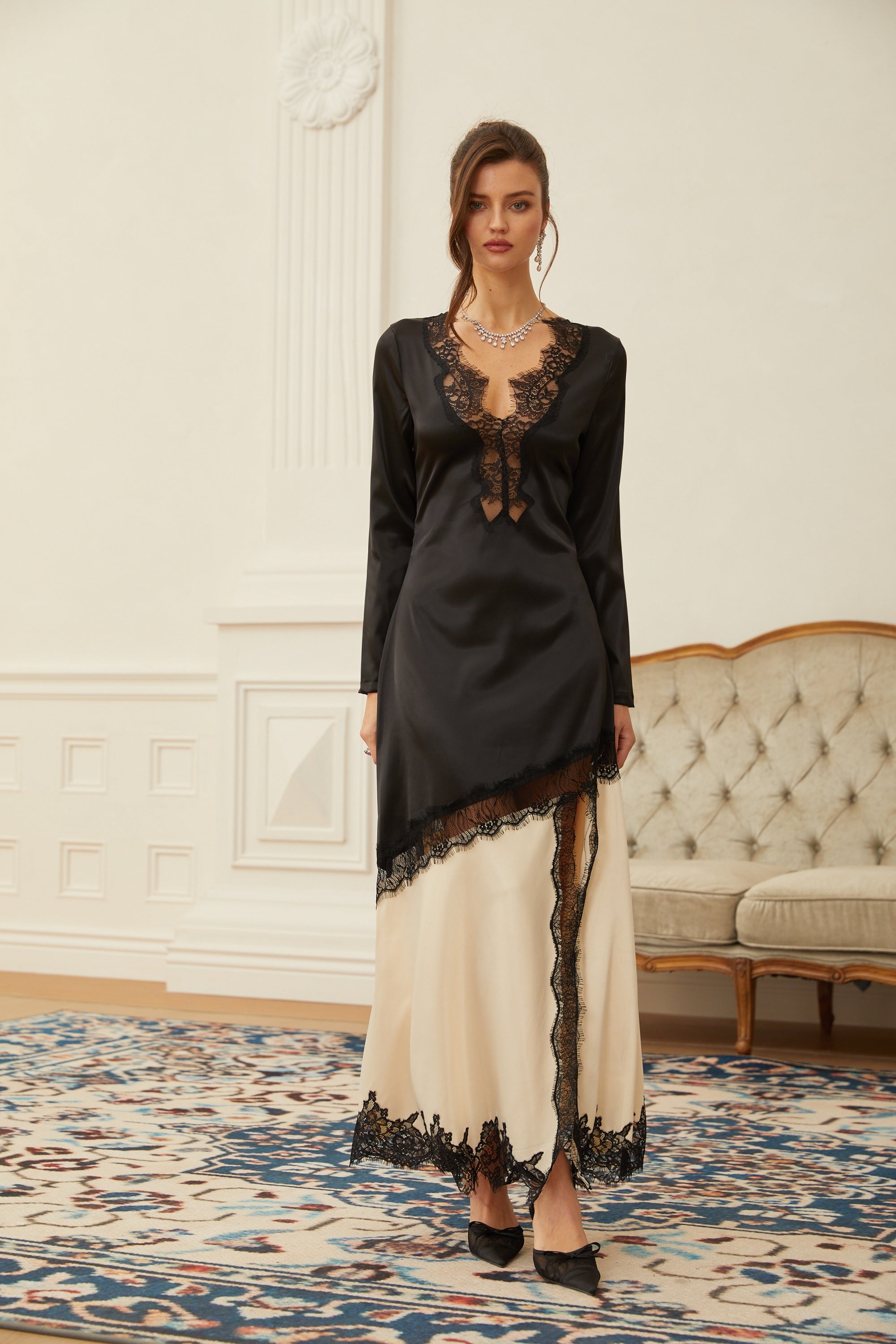 Robe longue en satin avec empiècement en dentelle Raphaëlle Neutrals