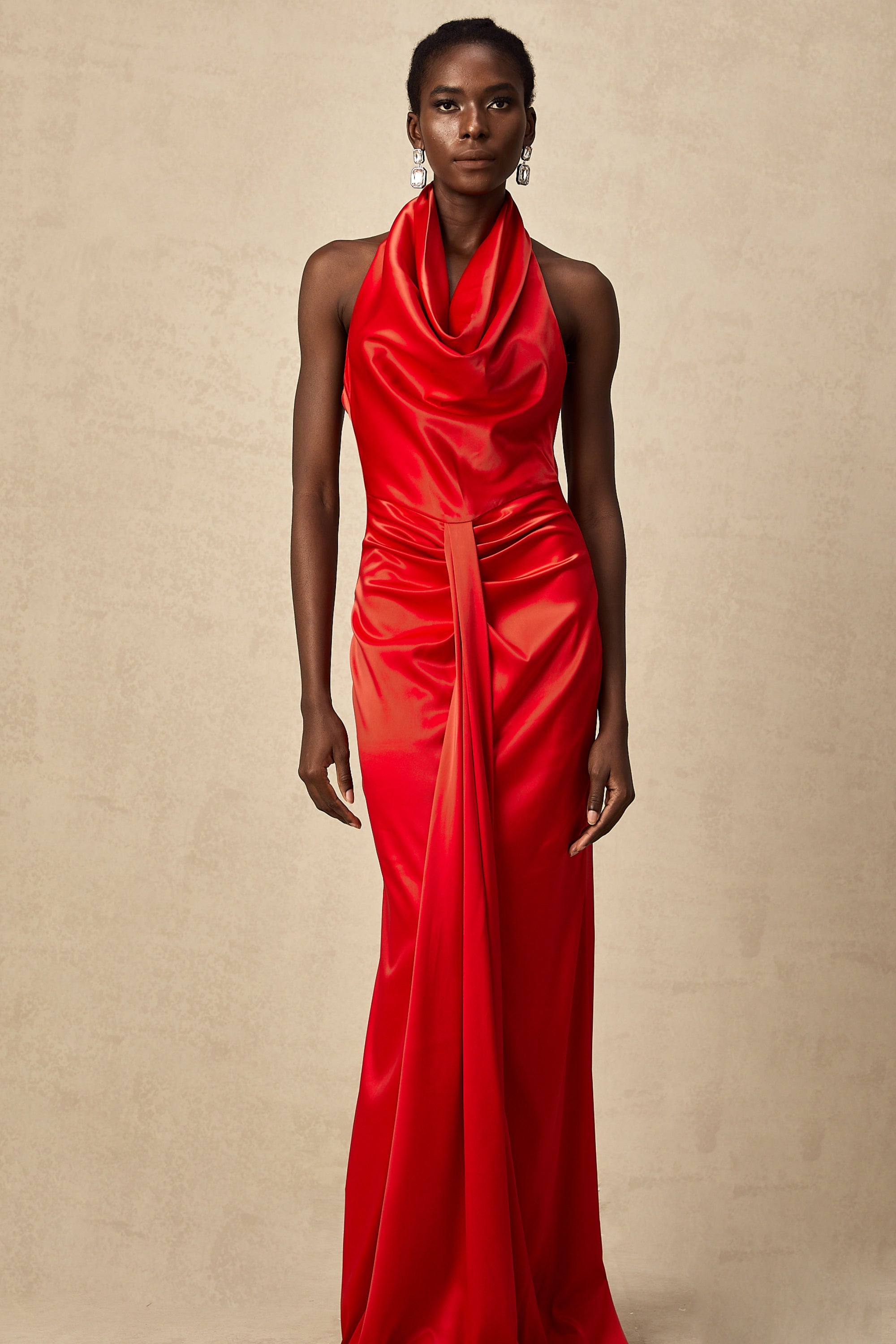 Robe longue drapée en satin rouge Alix à dos nu (Vente définitive - États-Unis uniquement)
