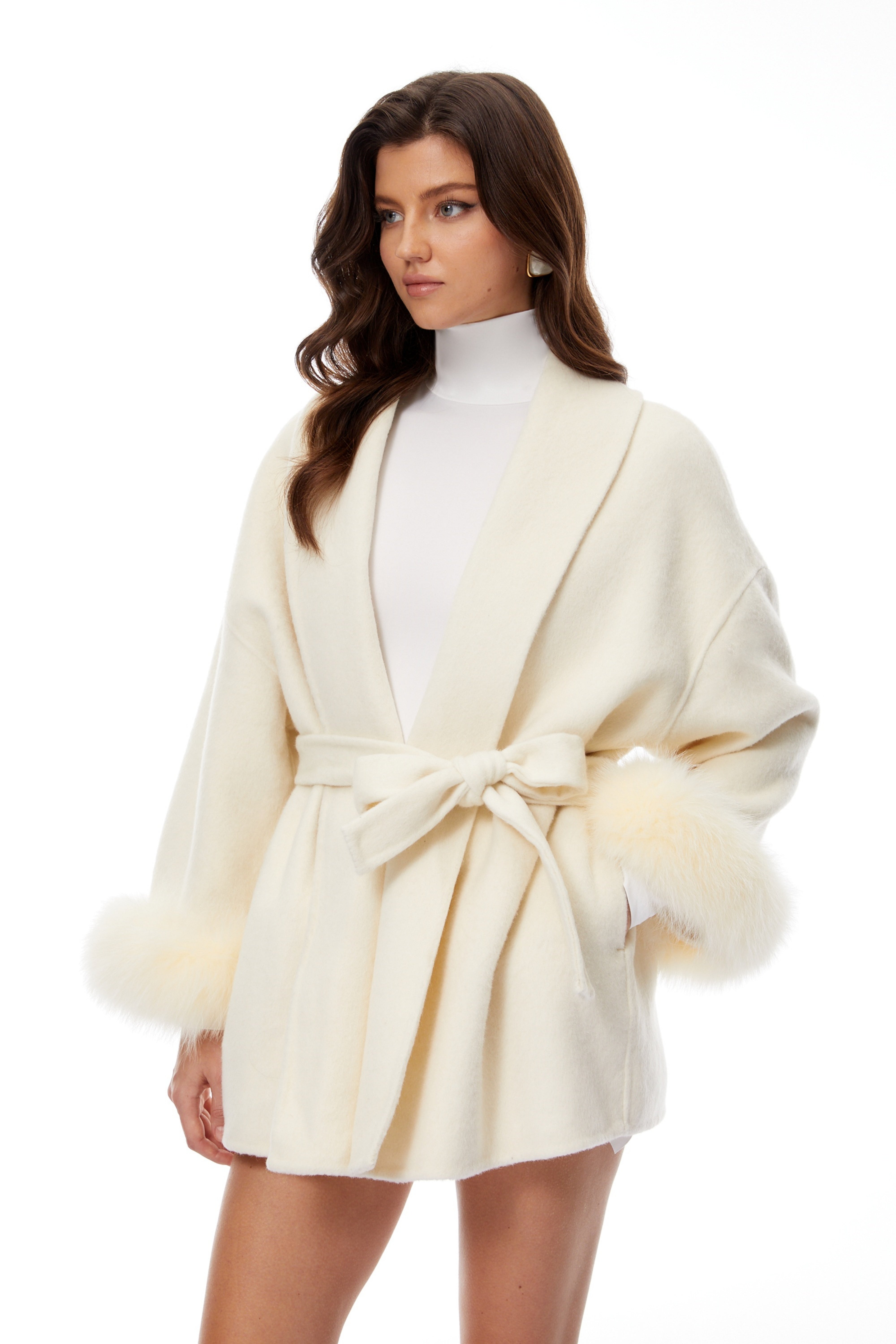 Manteau en laine à ceinture et bordures en fourrure de la marque Anine