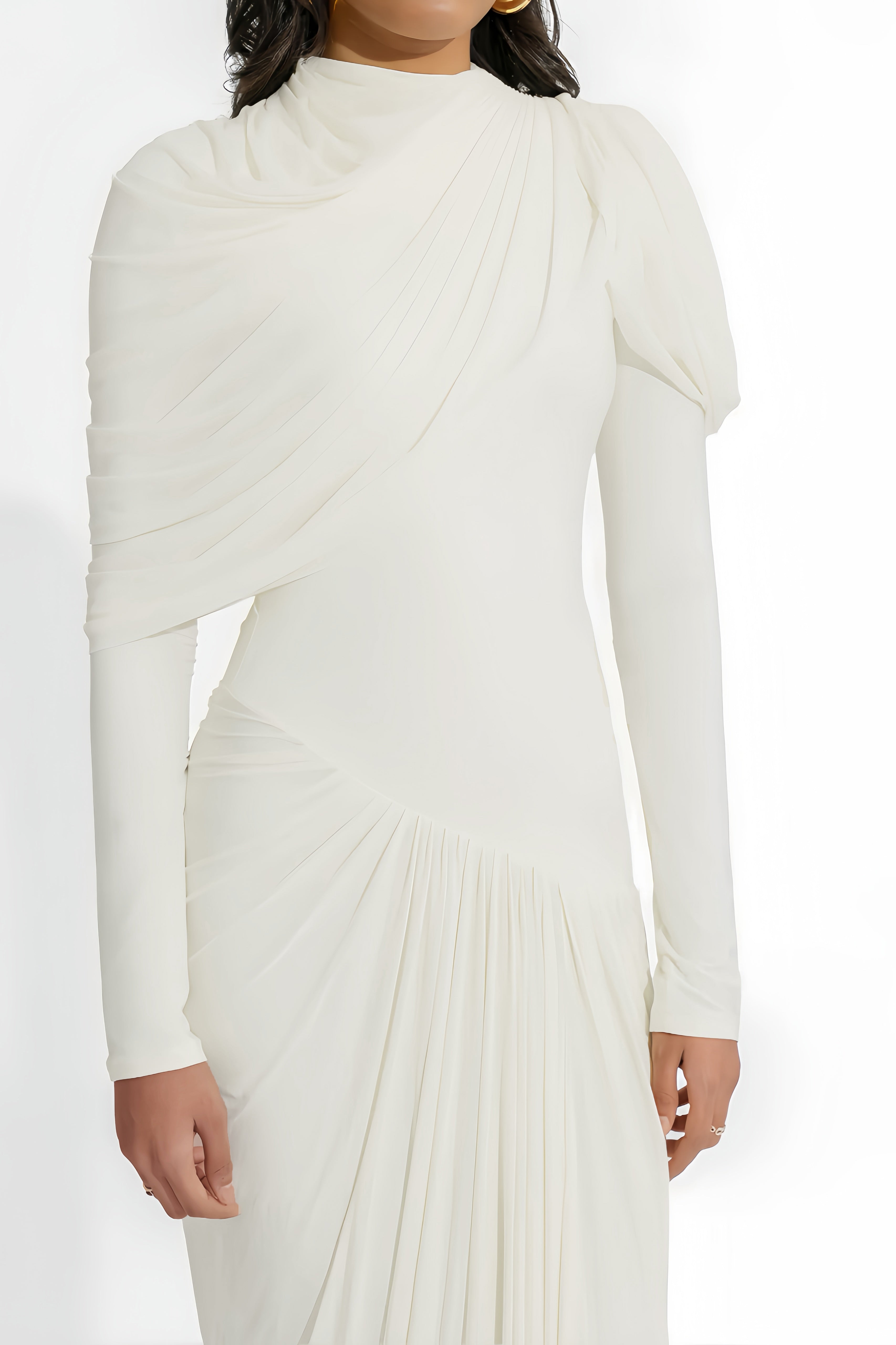 Robe longue asymétrique plissée et drapée Bronwyn White (Vente définitive - États-Unis uniquement)