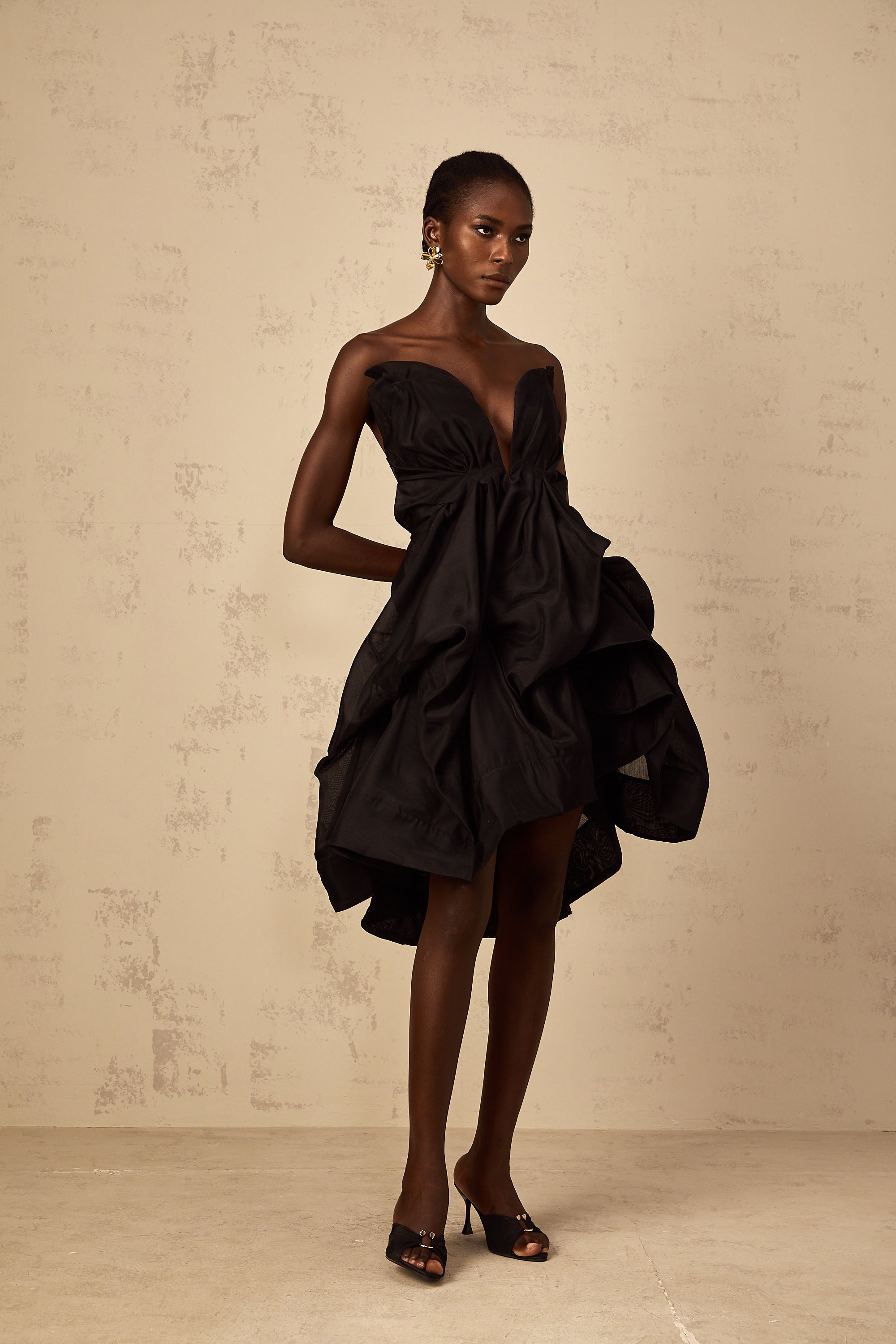 Mini-robe de cocktail plissée asymétrique Elida (Vente définitive - États-Unis uniquement)