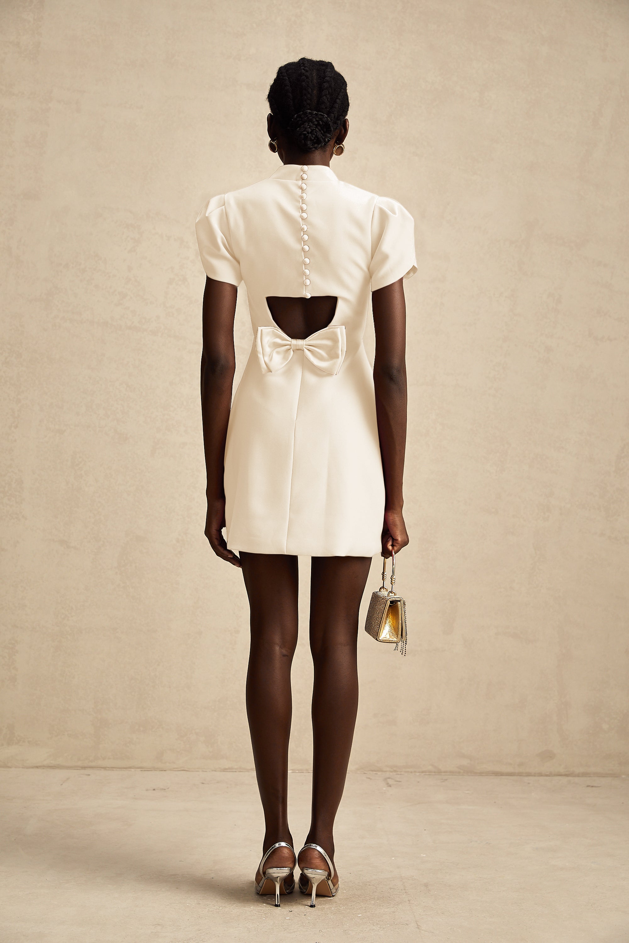 Mini-robe Anna à manches pétales, découpes et nœud (Vente définitive - États-Unis uniquement)