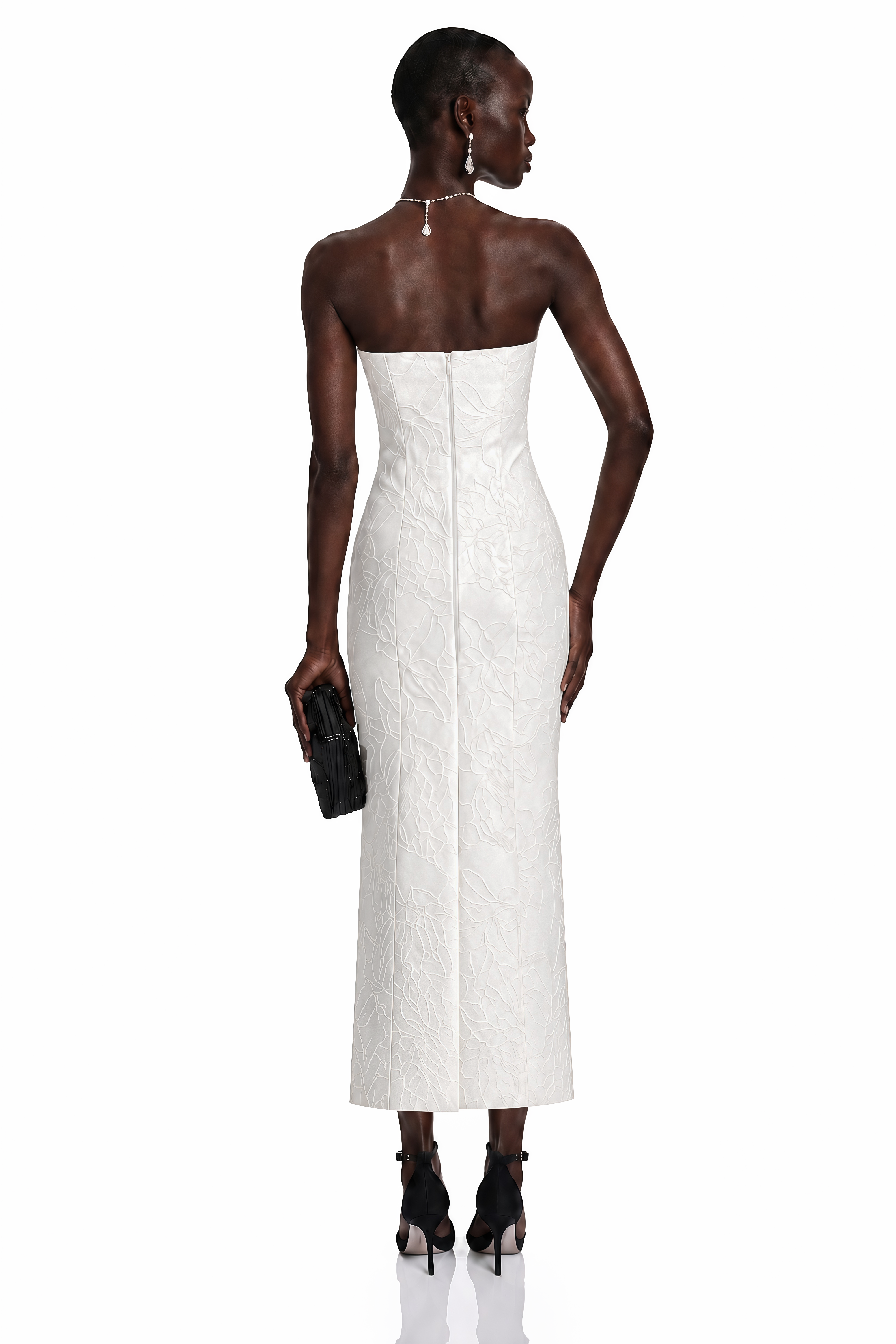 Robe longue droite blanche à imprimé floral jacquard, avec une petite cape ouverte sur le devant assortie