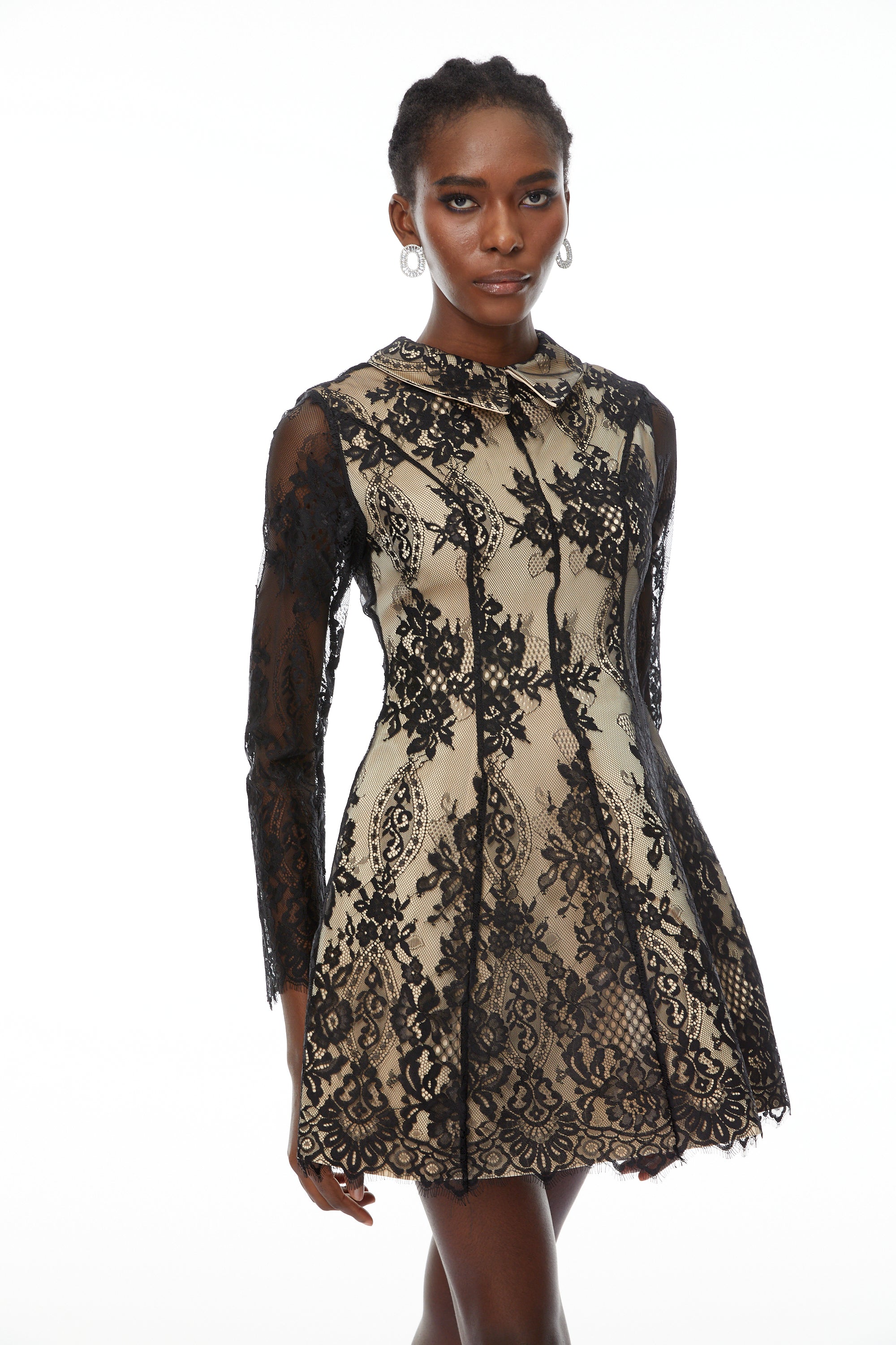 Mini-robe noire en dentelle à motifs floraux