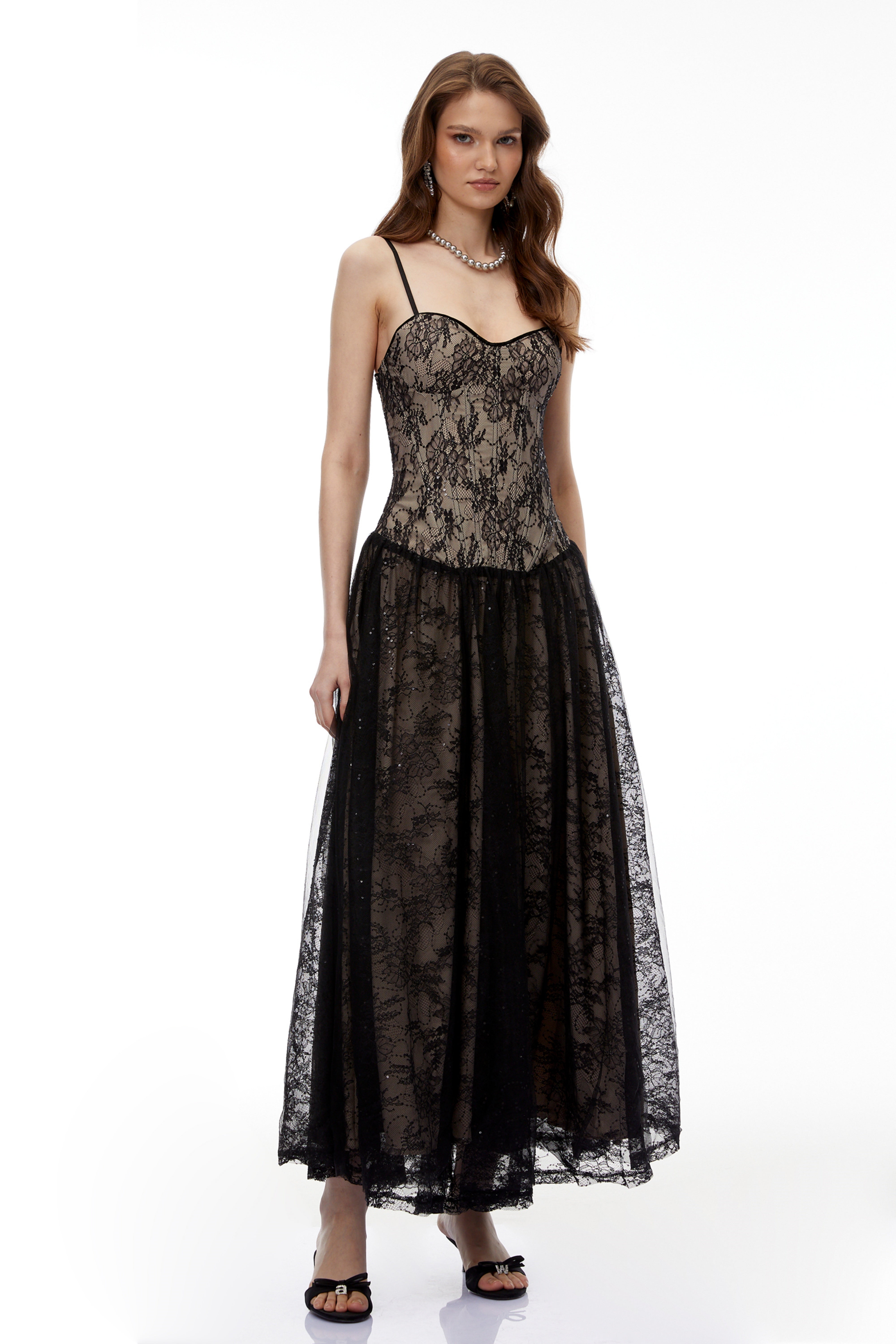 Robe longue Alessa noire en dentelle à motifs floraux avec empiècements en tulle (vente définitive)
