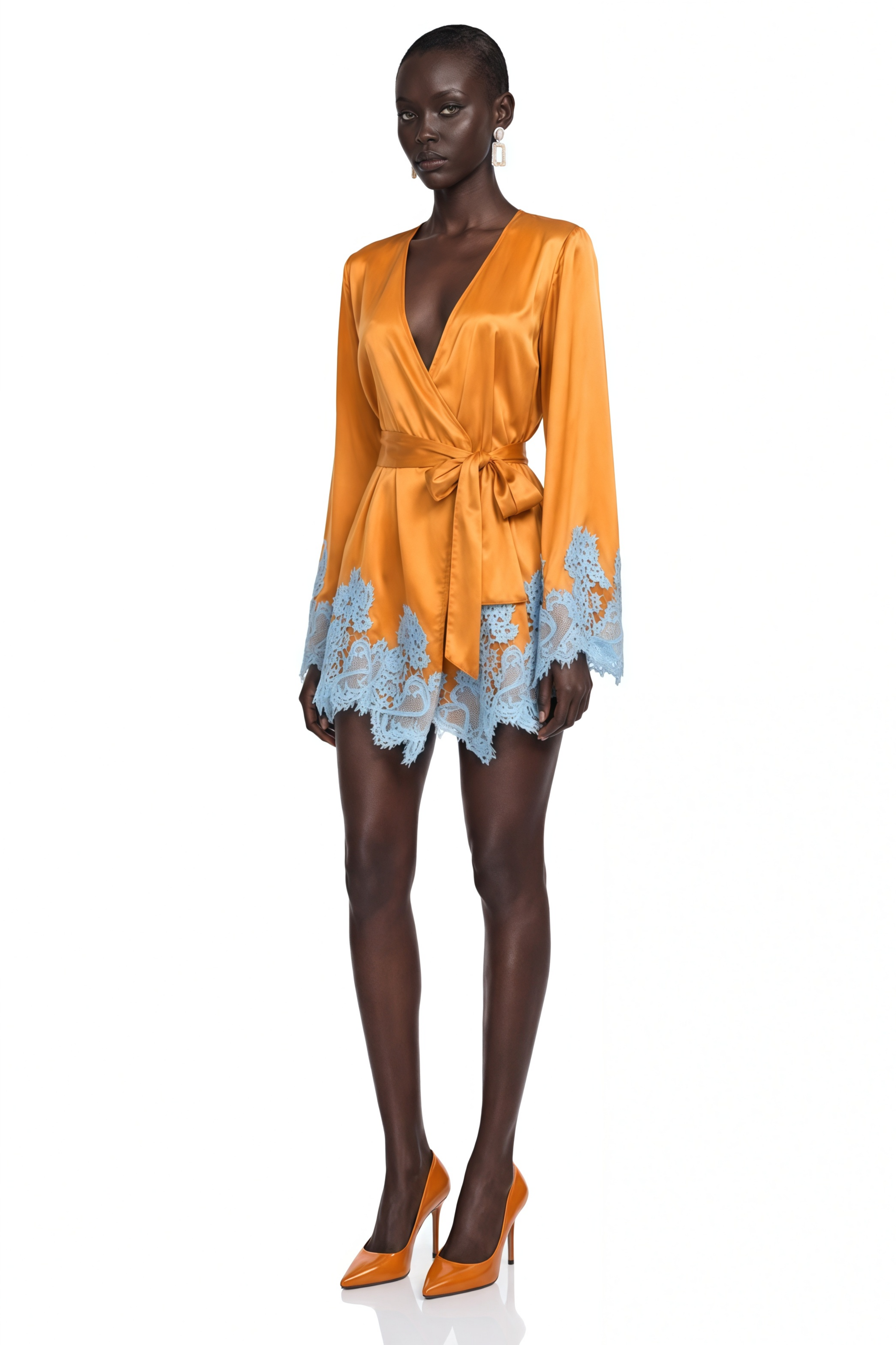 Mini-robe portefeuille en satin avec dentelle d'Aurelie Brown