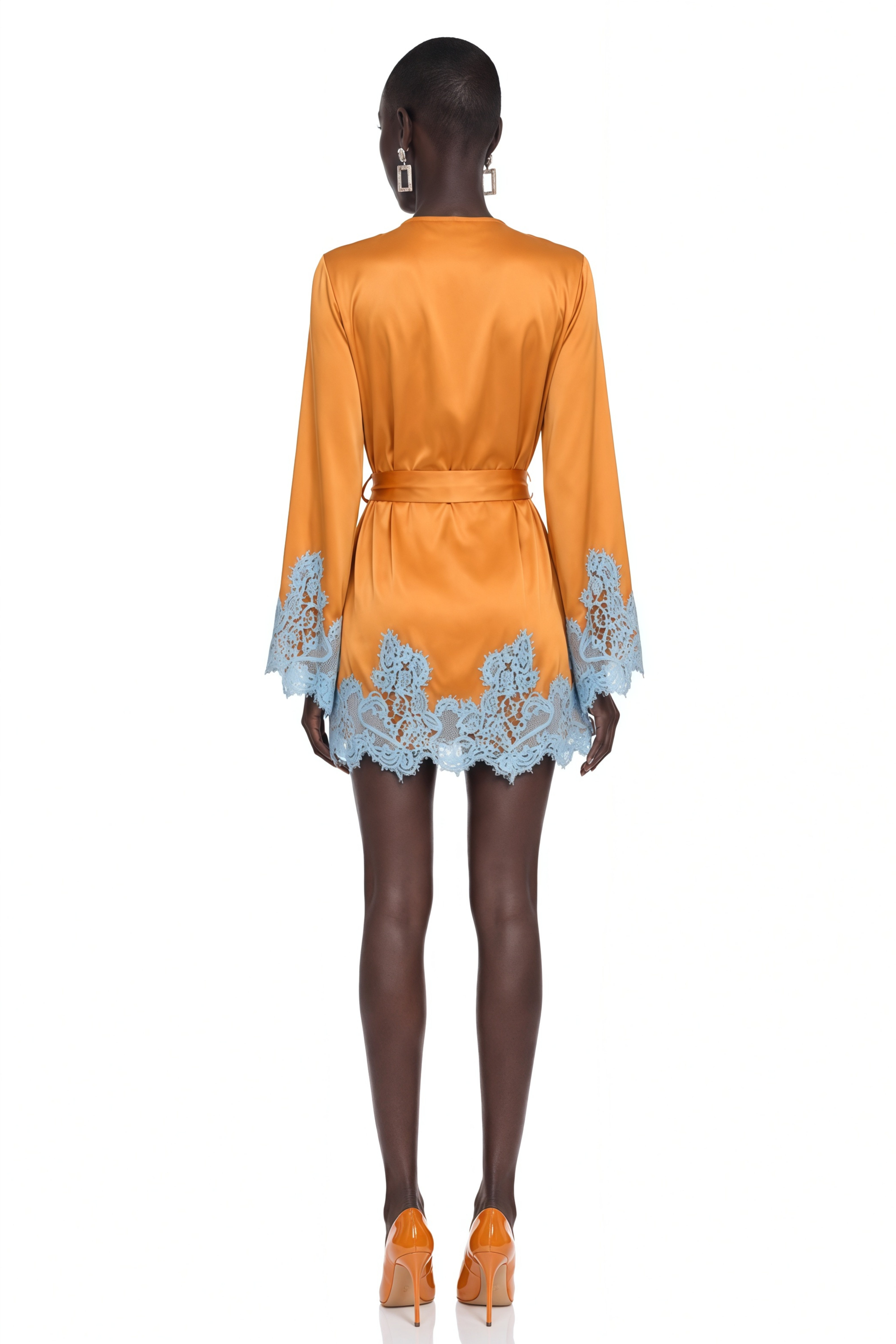 Mini-robe portefeuille en satin avec dentelle d'Aurelie Brown