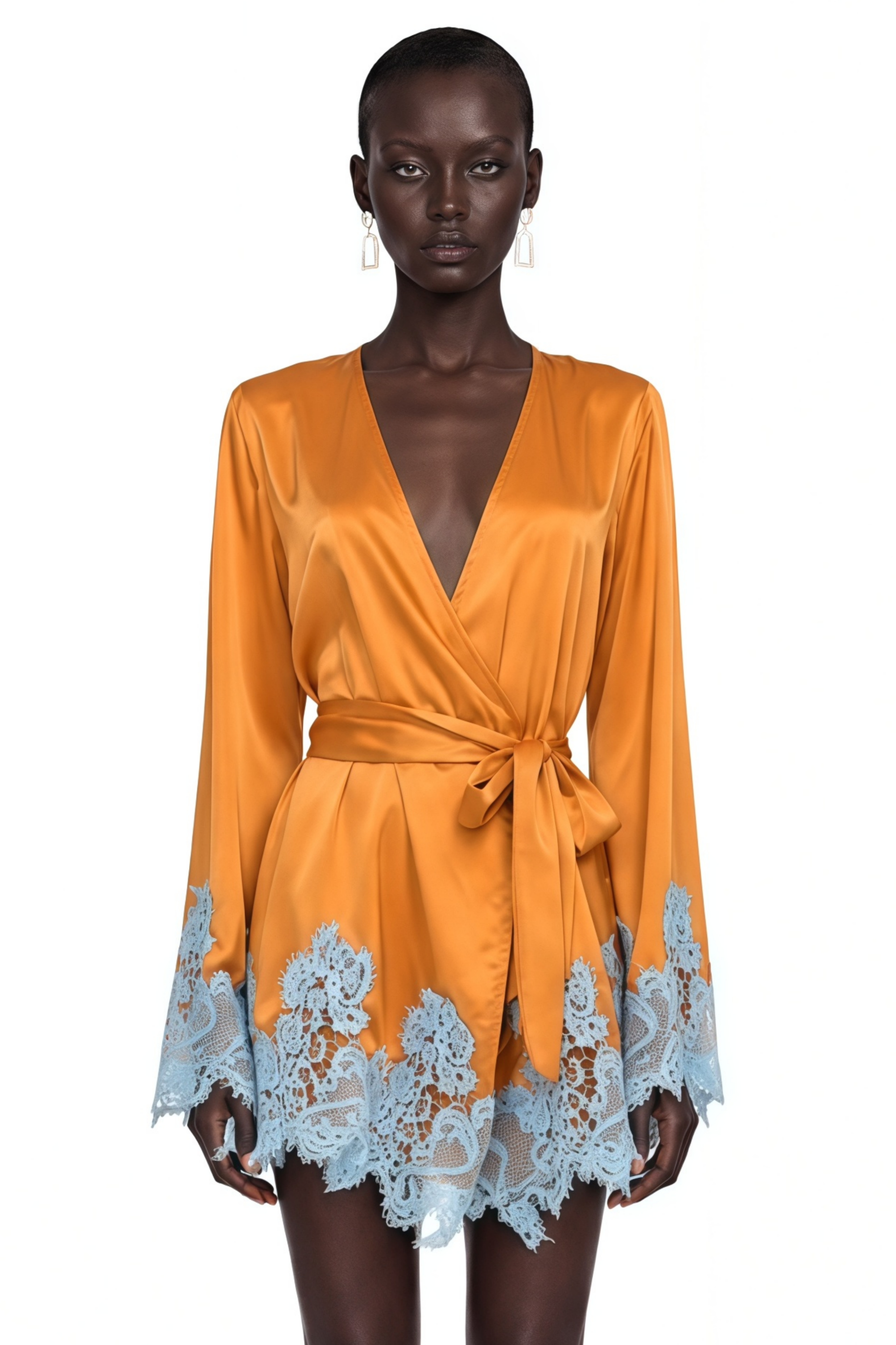 Mini-robe portefeuille en satin avec dentelle d'Aurelie Brown