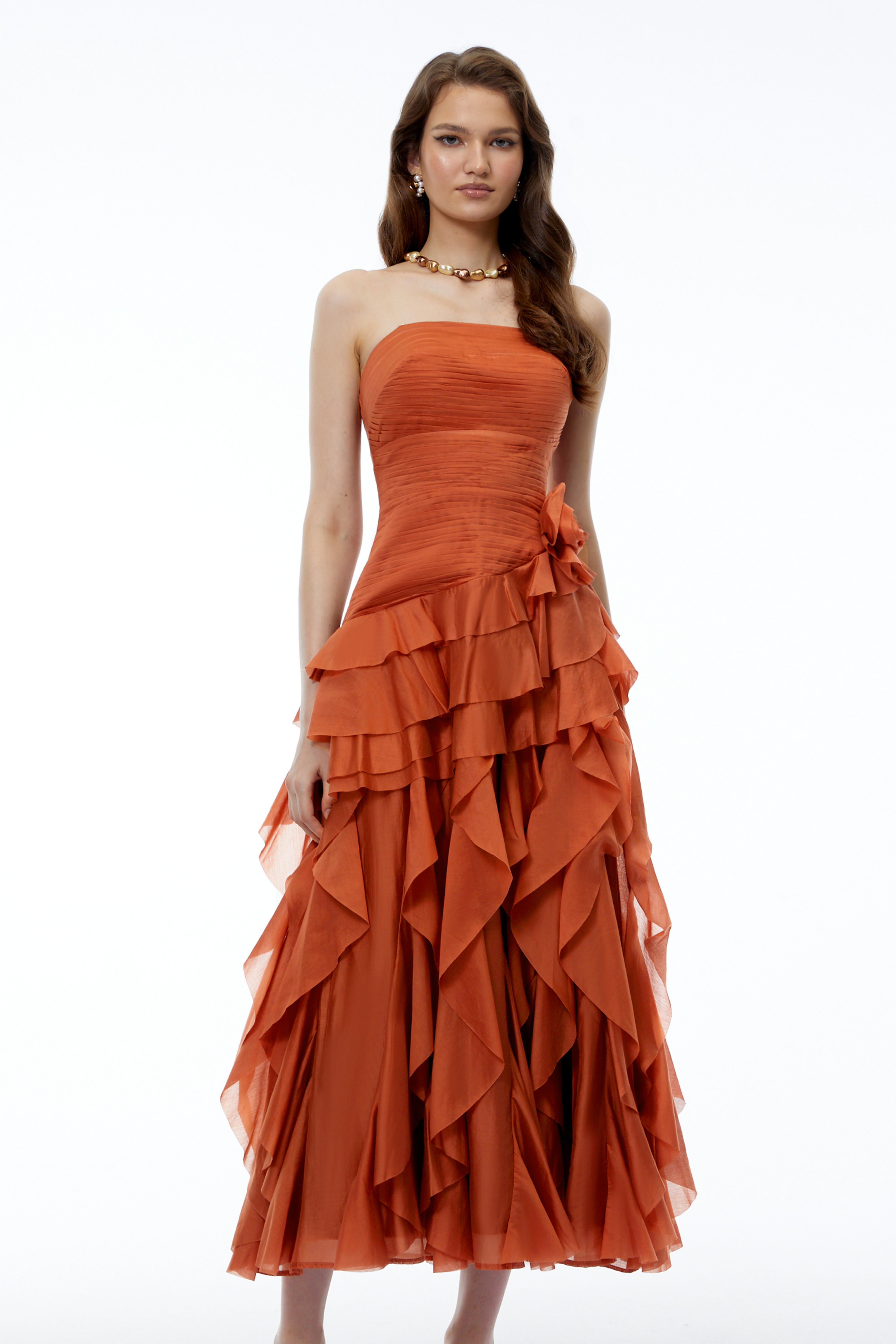Robe longue à volants superposés « Aurélie Orange » avec motifs floraux en 3D