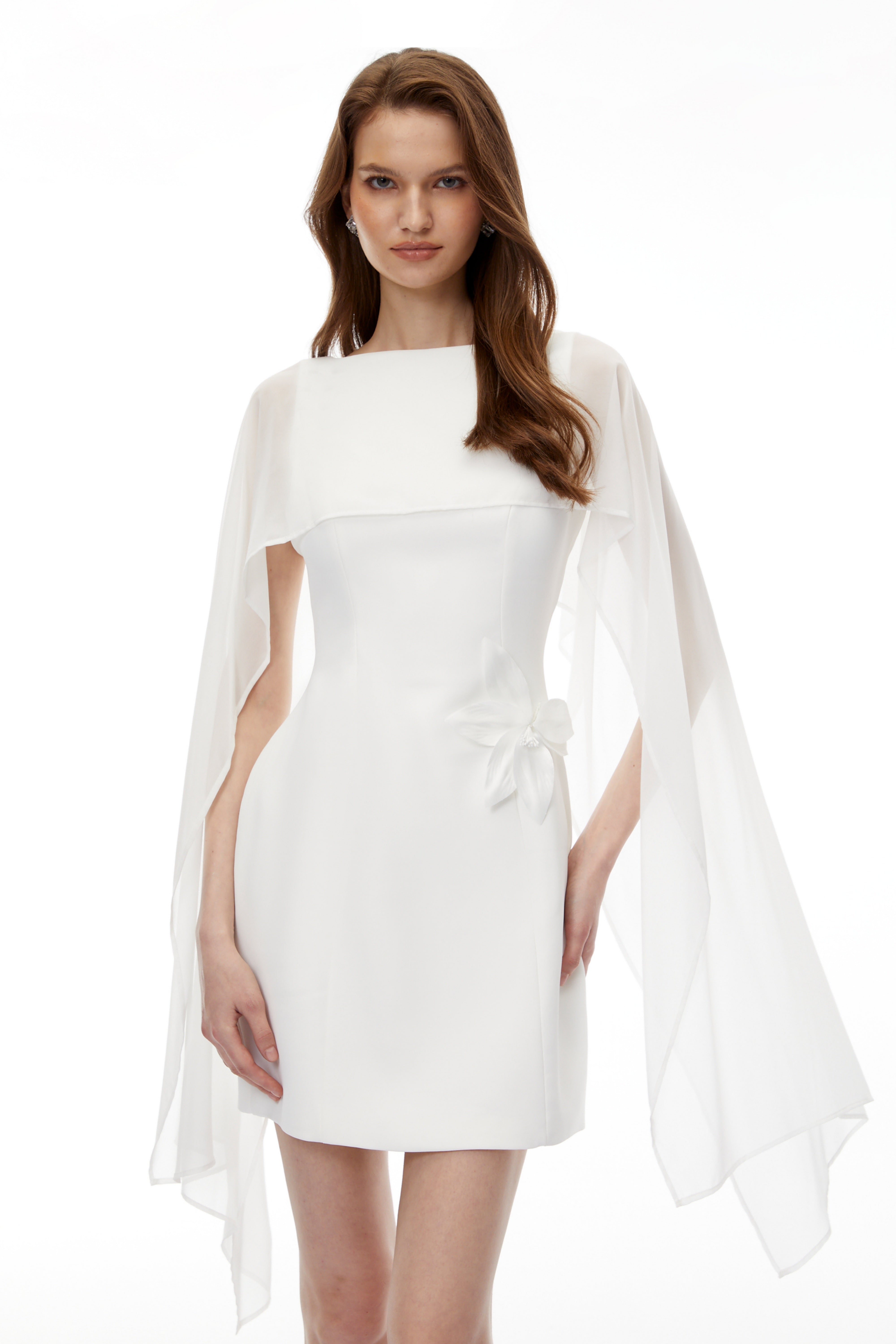 Mini-robe Bellatrix à cape blanche avec motifs floraux en 3D