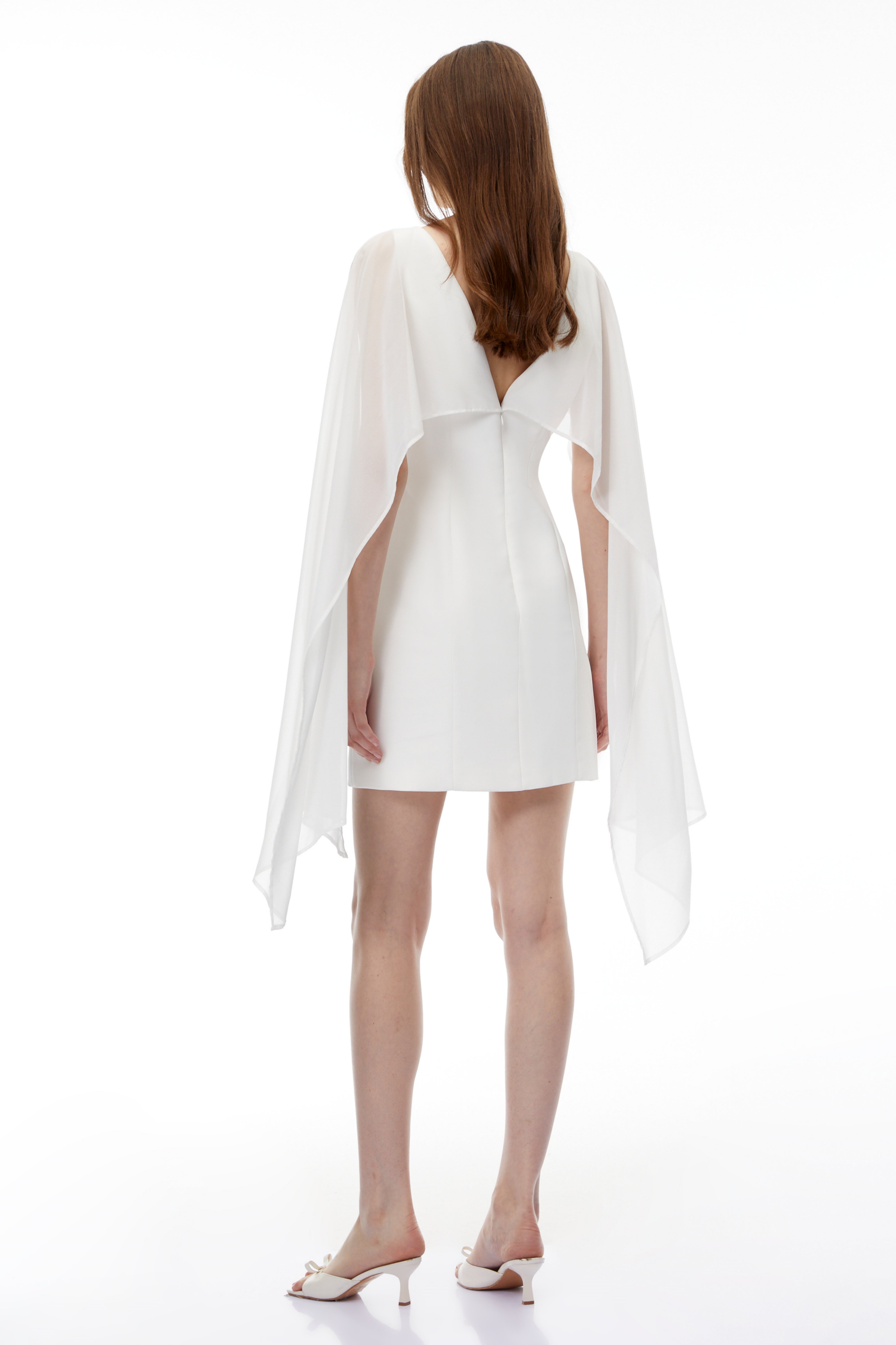 Mini-robe Bellatrix à cape blanche avec motifs floraux en 3D