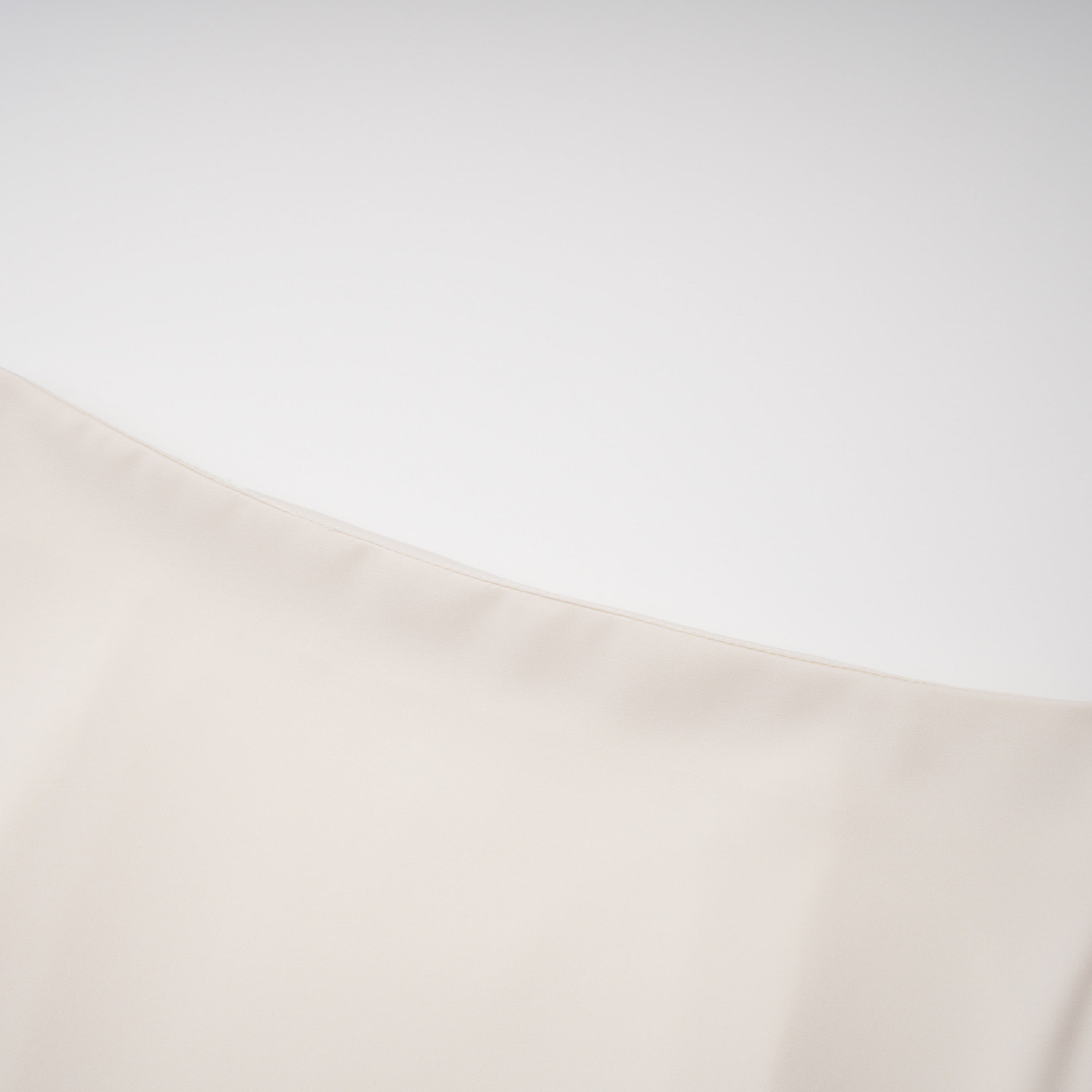 طقم من كارلوتا يتألف من رداء وتنورة بلون كريمي مع حواف من الدانتيل