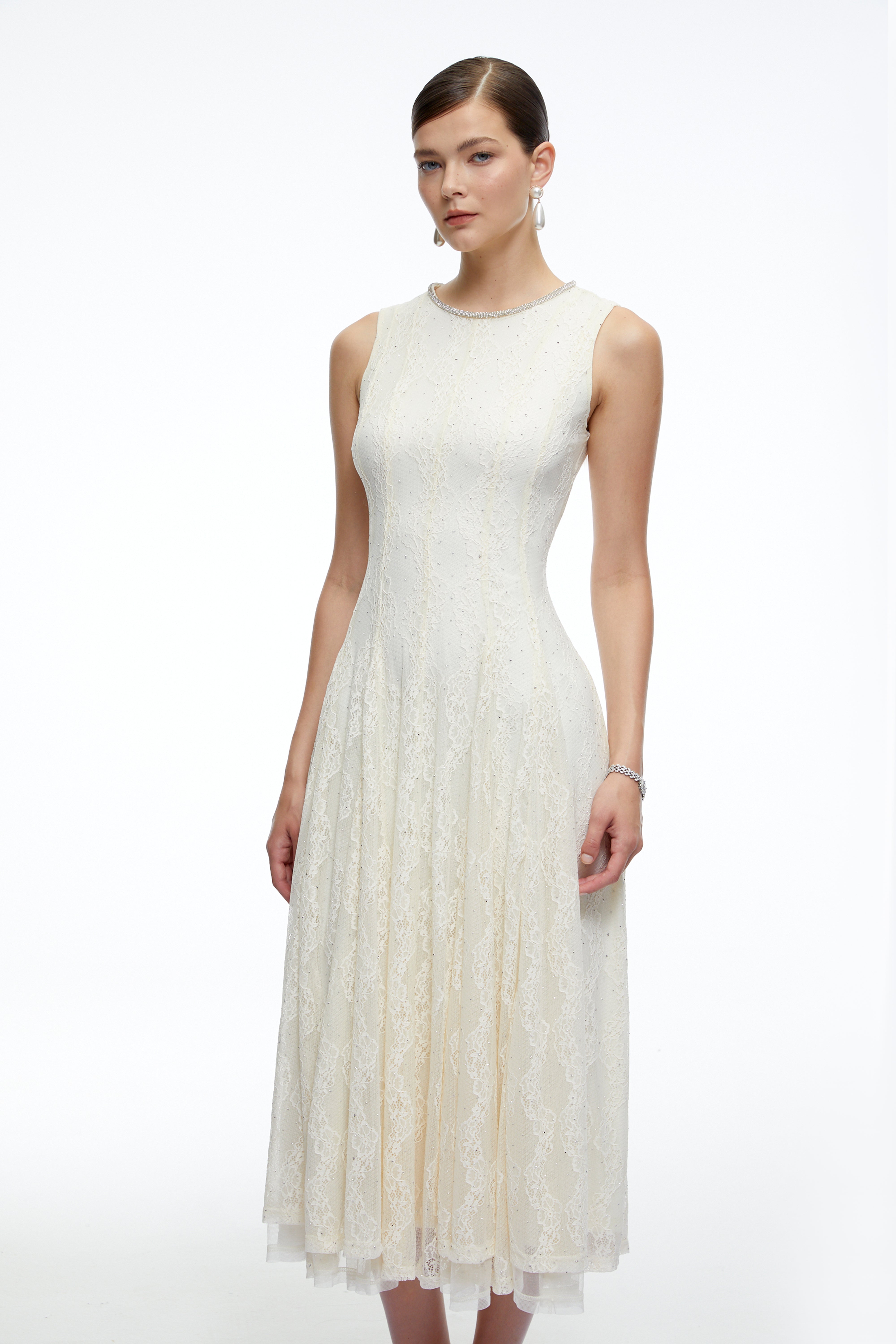 Robe mi-longue « Cassia White » brodée et ornée de dentelle