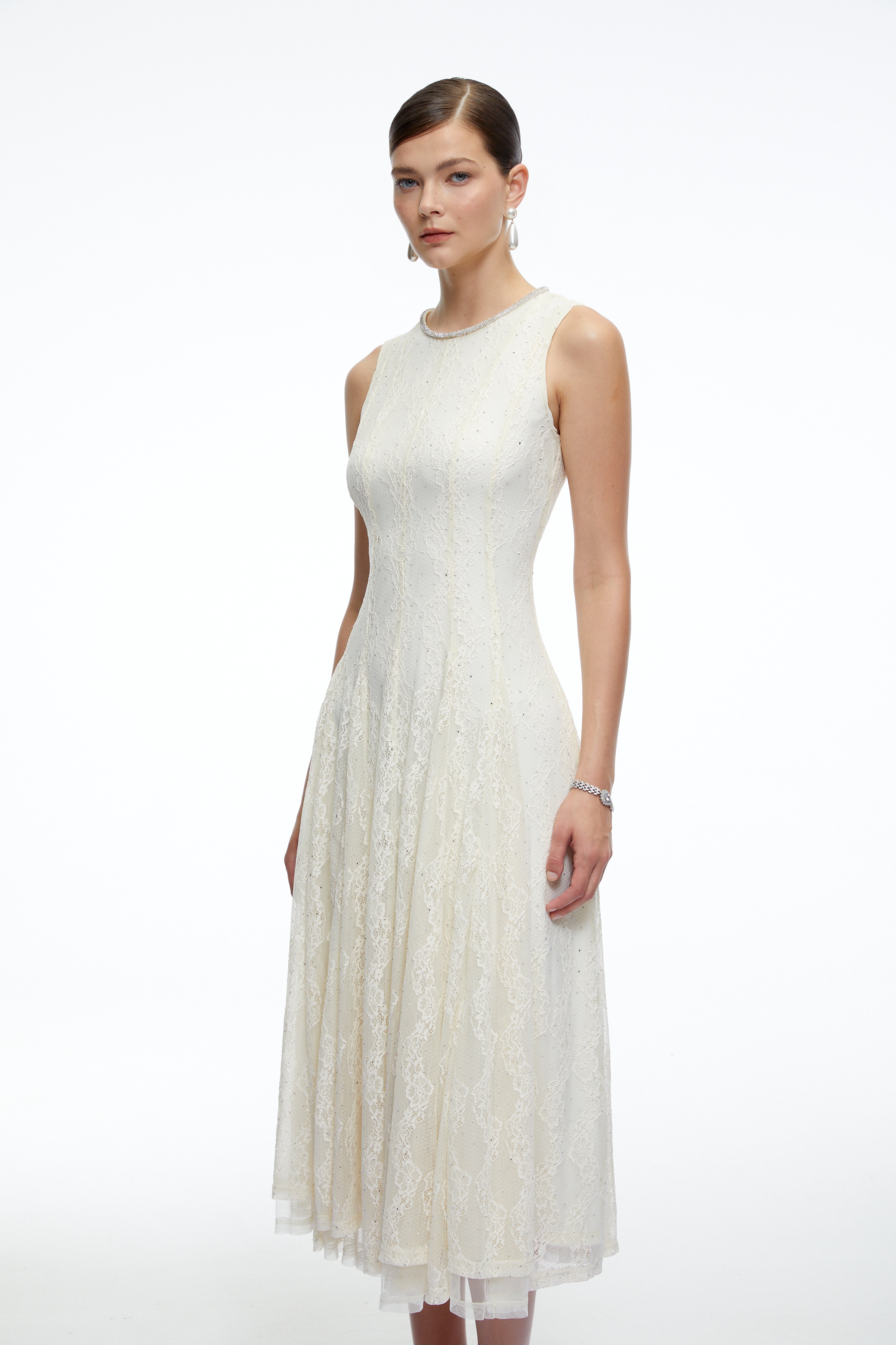 Robe mi-longue « Cassia White » brodée et ornée de dentelle