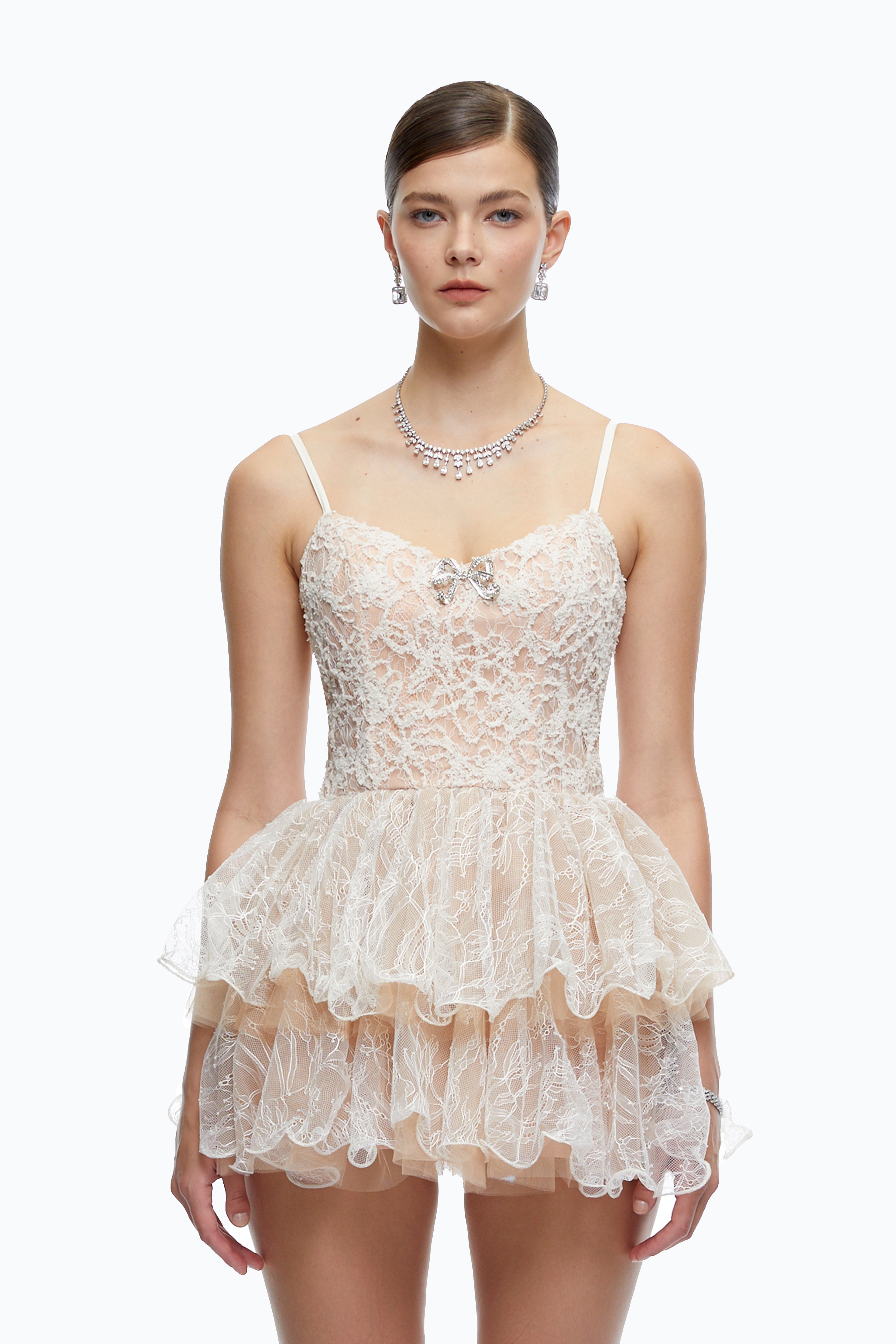 Mini-robe Cassidy, couleur neutre, en dentelle, à volants et ornements