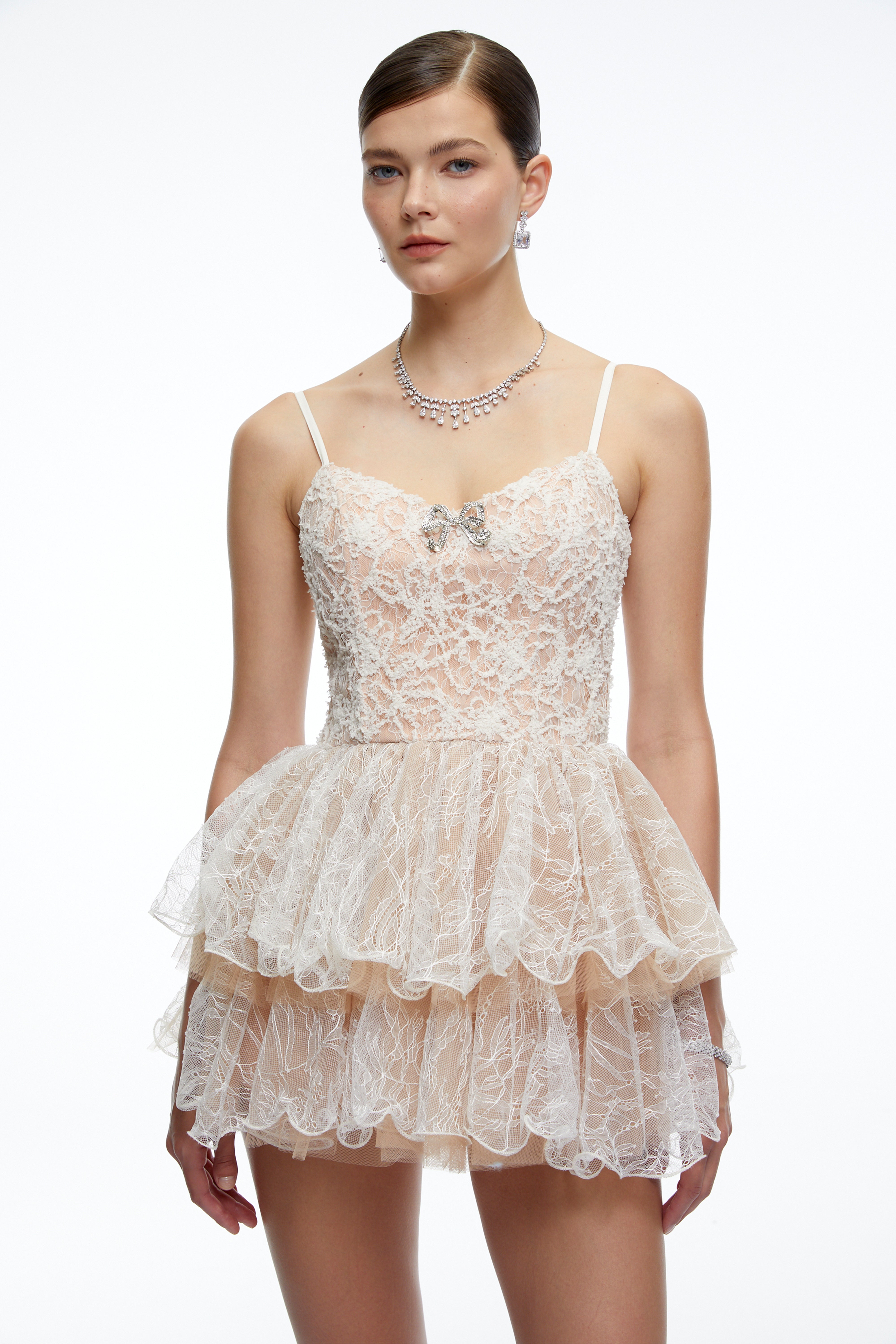 Mini-robe Cassidy, couleur neutre, en dentelle, à volants et ornements
