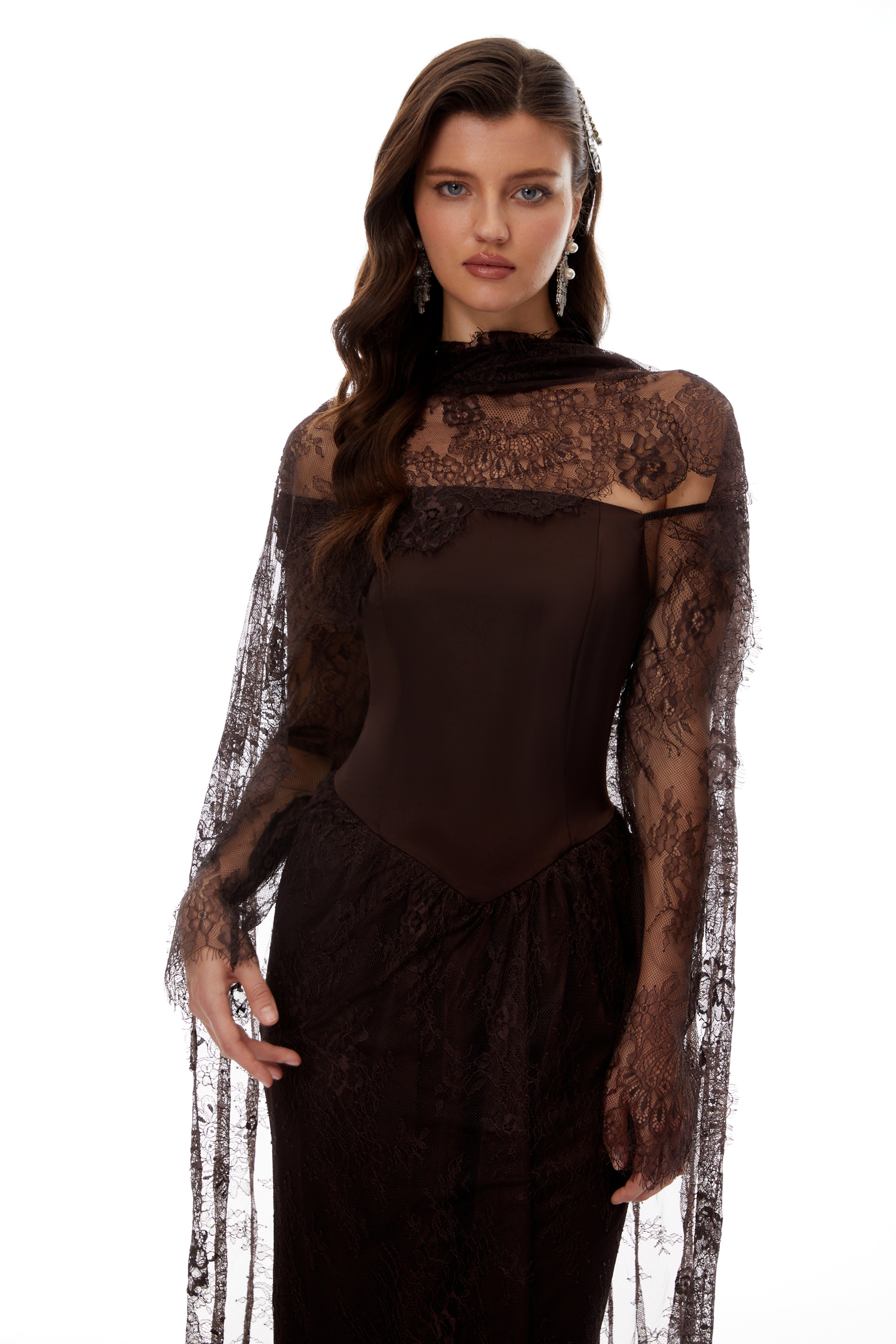 Robe longue à fleurs et dentelle Christa Brown avec cape (Vente définitive - États-Unis uniquement)