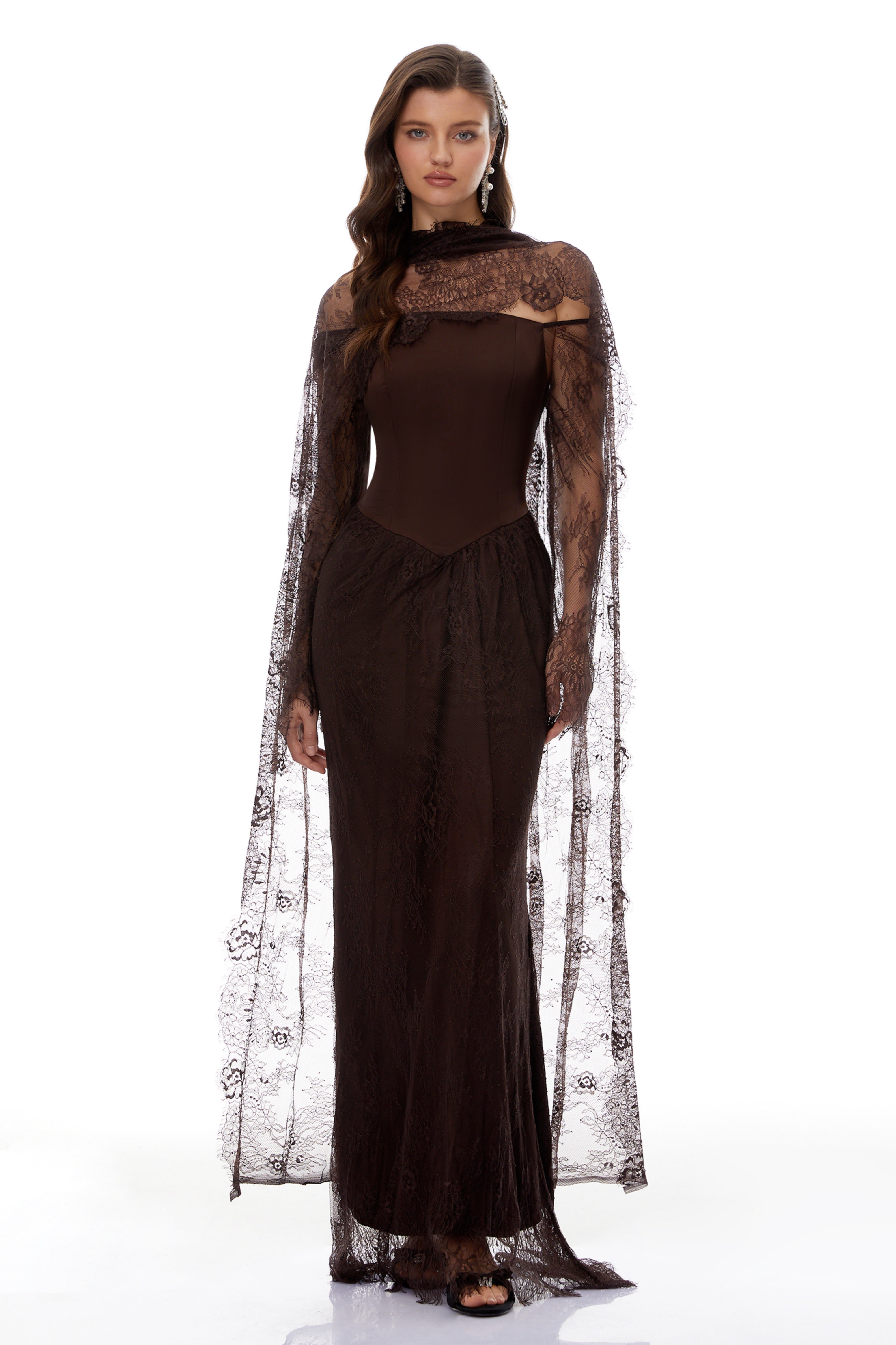 Robe longue à fleurs et dentelle Christa Brown avec cape (Vente définitive - États-Unis uniquement)